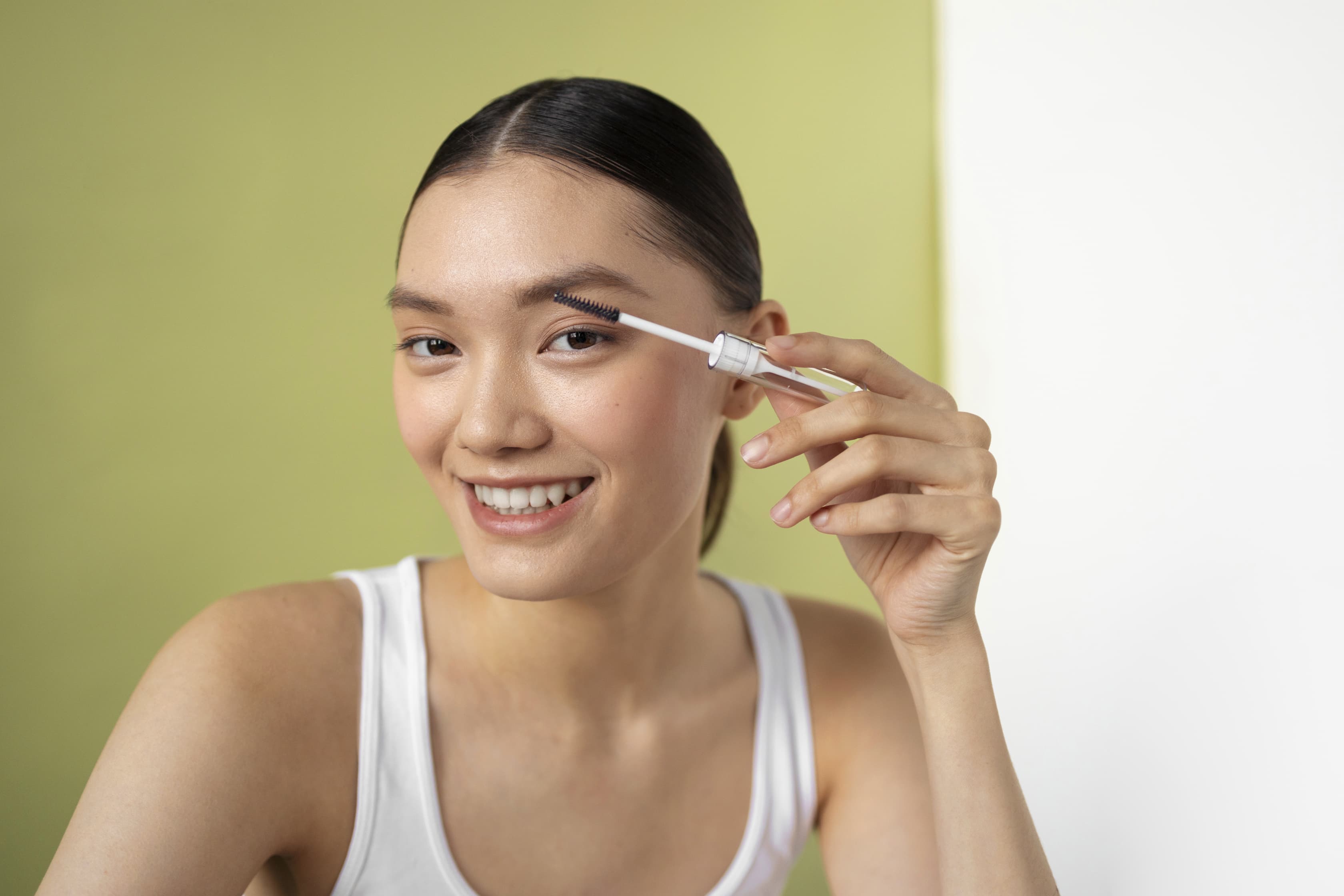 Ilustrasi tips kecantikan untuk alis.