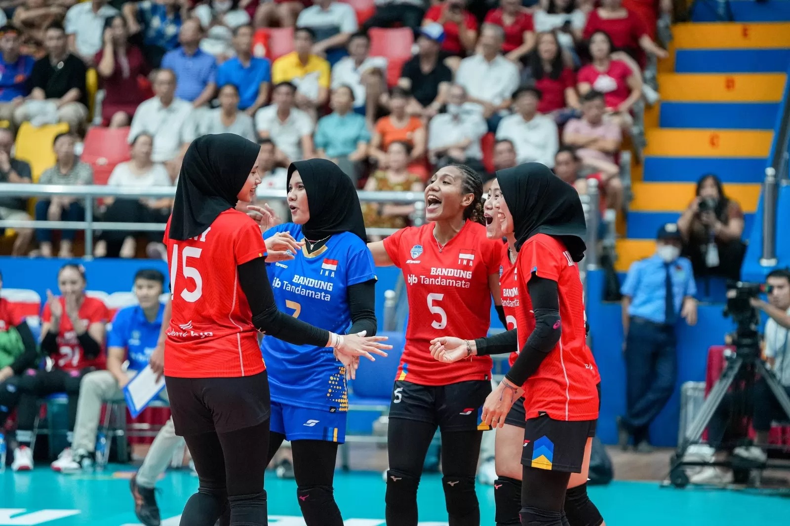 Timnas voli putri Indonesia merayakan kemenangan atas Filipina di SEA Women
