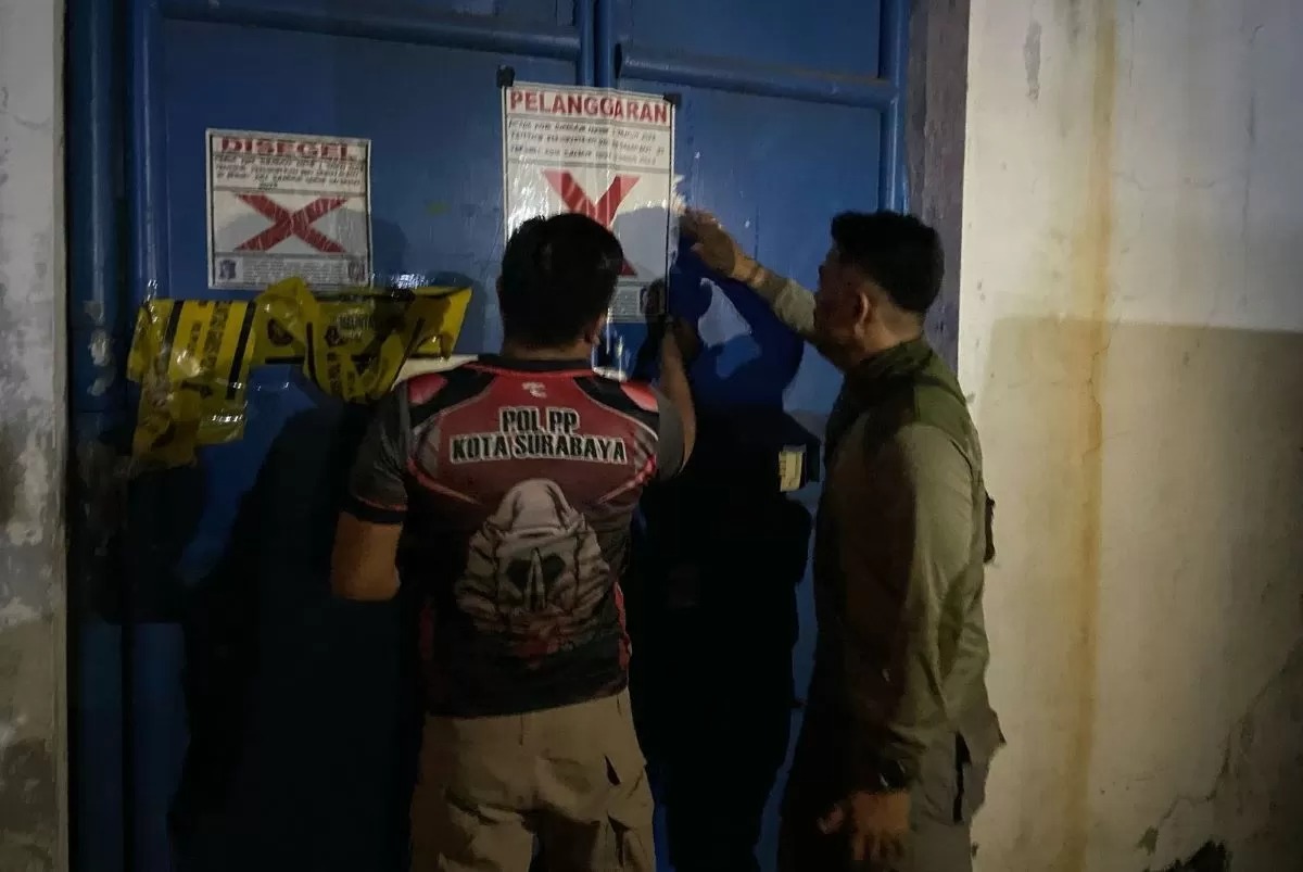 Polda Jatim geledah gudang UD Sentoso Seal, sita server dan rekaman CCTV.