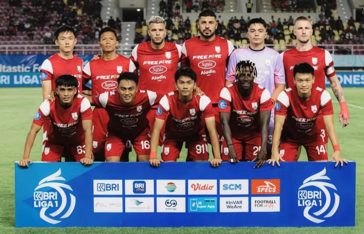 Sho Yamamoto (bawah paling kanan) yang kini satu tim dengan Rizky Dwi (bawah dua dari kiri) di Persis Solo.