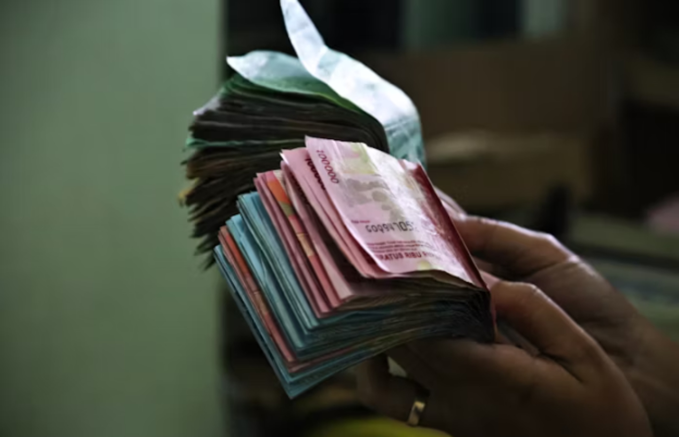 Ilustrasi uang rupiah - Kapan gaji ke 13 dicairkan?