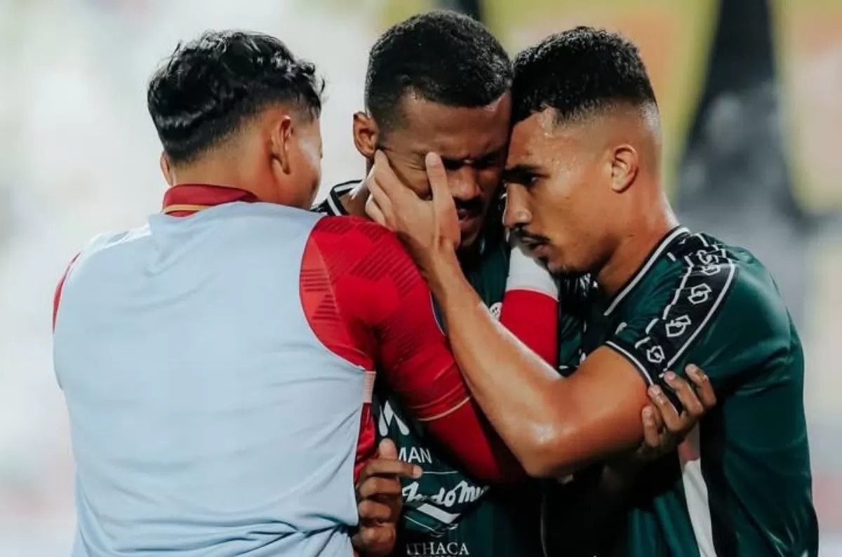 Para pemain PSS Sleman berpelukan rayakan gol kemenangan dramatis Marcelo Cirino.