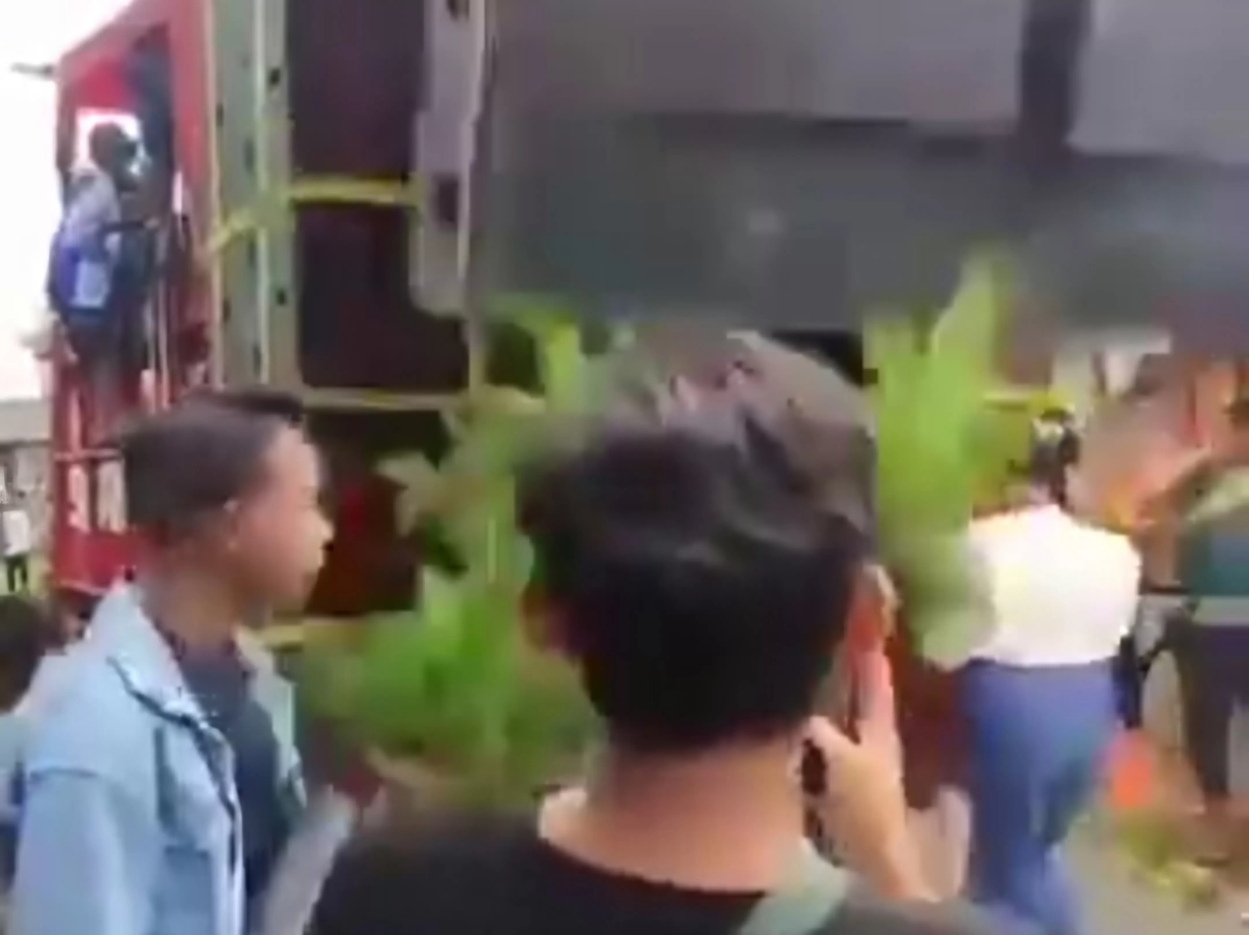 Detik-detik sound system Horeg raksasa setinggi lima meter mendadak roboh dan menimpa dua anak yang sedang berada di belakangnya.