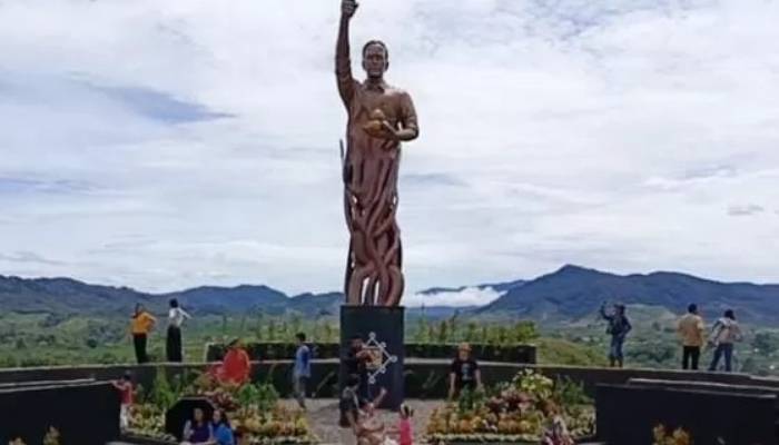 Patung "Juma Jokowi" di Lian melas datas (LMD), Desa Kuta mbelin, kecamatan lau belang, kabupaten Karo, Sumatra Utara.