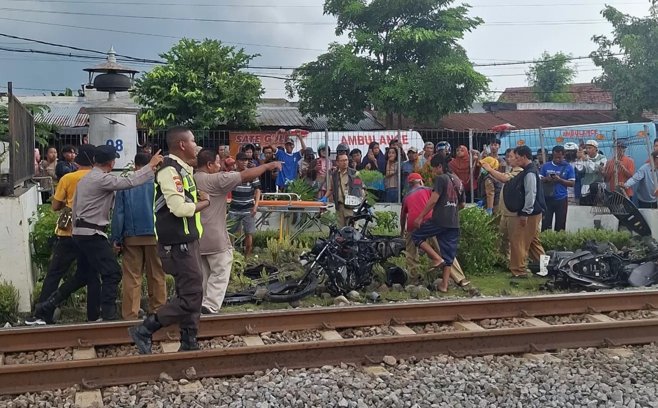 Kecelakaan maut melibatkan kereta api dan sejumlah sepeda motor terjadi di perlintasan KA Stasiun Magetan, Senin 19 Mei 2025.