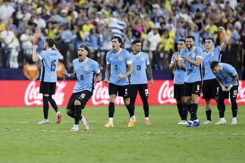 Pemain timnas Uruguay merayakan kemenangan adu penalti atas Brazil pada perempat final Copa Amerika di Allegiant Stadium, 6 Juli 2024.