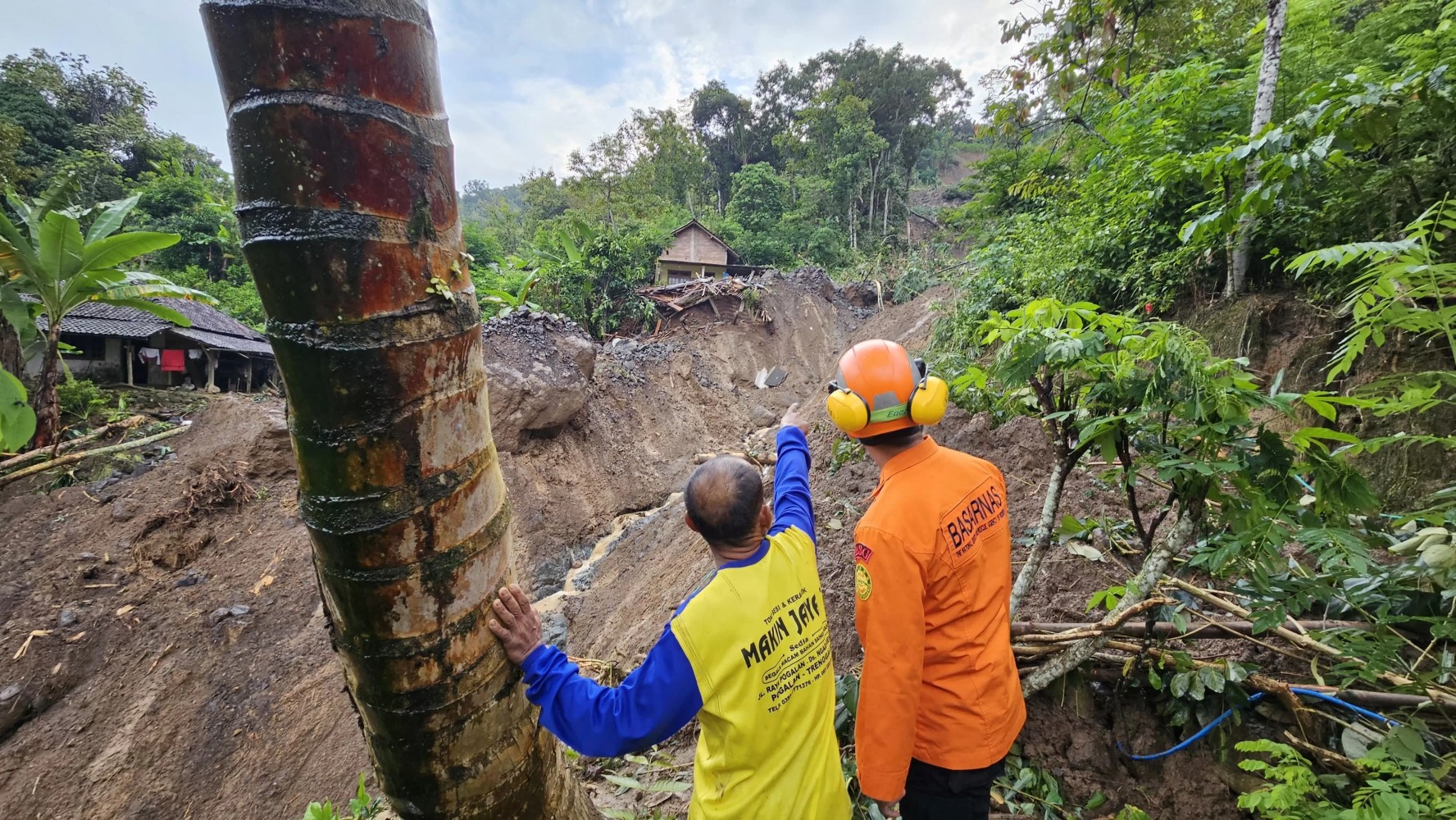 Tim pencarian dan pertolongan gabungan dikerahkan ke lokasi tanah longsor di Dusun Kebonagung, Desa Depok, Kecamatan Bendungan, Kabupaten Trenggalek.