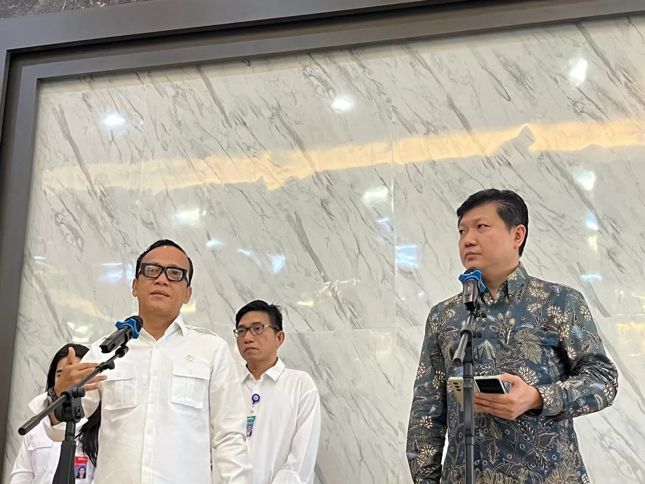 Wamenaker Immanuel Ebenezer Gerungan dan Presiden Komisaris PT Sritex, Iwan Setiawan Lukminto di Kantor Kementerian Ketenagakerjaan, Jakarta, Rabu (13/11/2025) pagi.