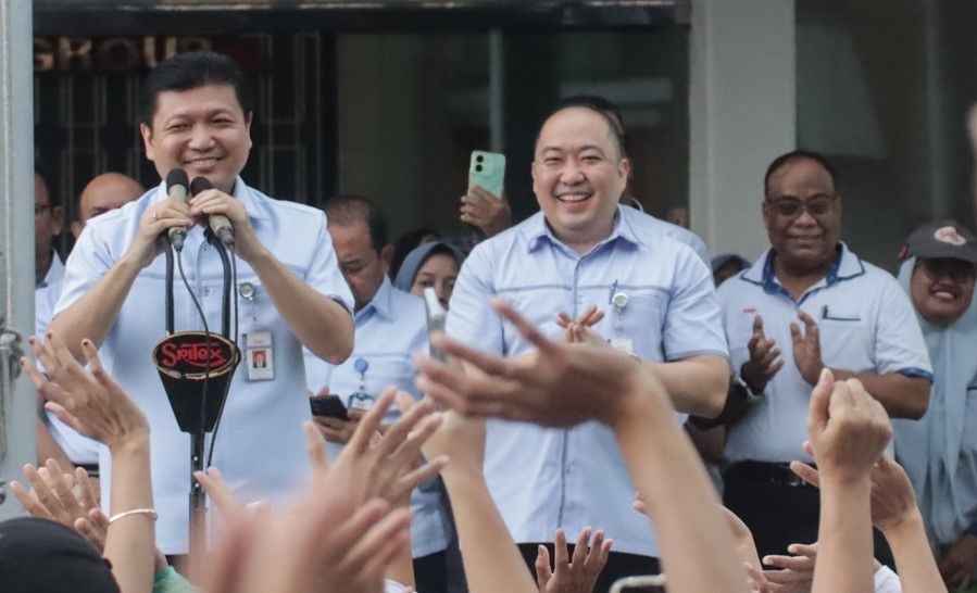 Iwan Setiawan Lukminto (kiri) bersama sang adik Iwan Kurniawan Lukminto menemui pekerja saat dinyatakan pailit Februari 2025.