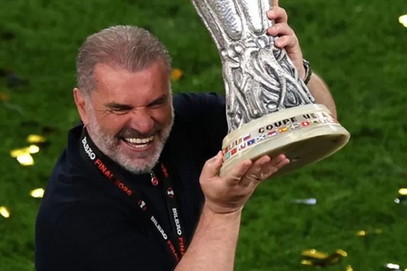 Manajer Tottenham Hotspur Ange Postecoglou memegang trofi Liga Europa setelah pada babak final Tottenham berhasil mengalahkan Manchester United 1-0 di Stadion San Mames, Bilbao, Kamis WIB.