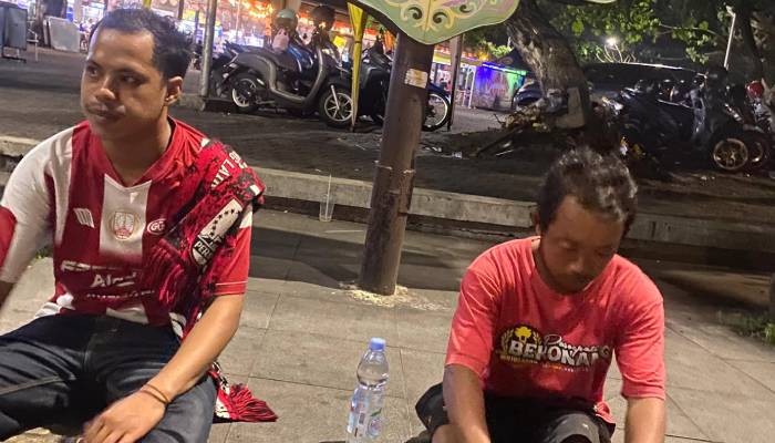 Rahmadi dan Soni penuhi nazar jalan kaki setelah Persis lolos dari jurang degradasi.