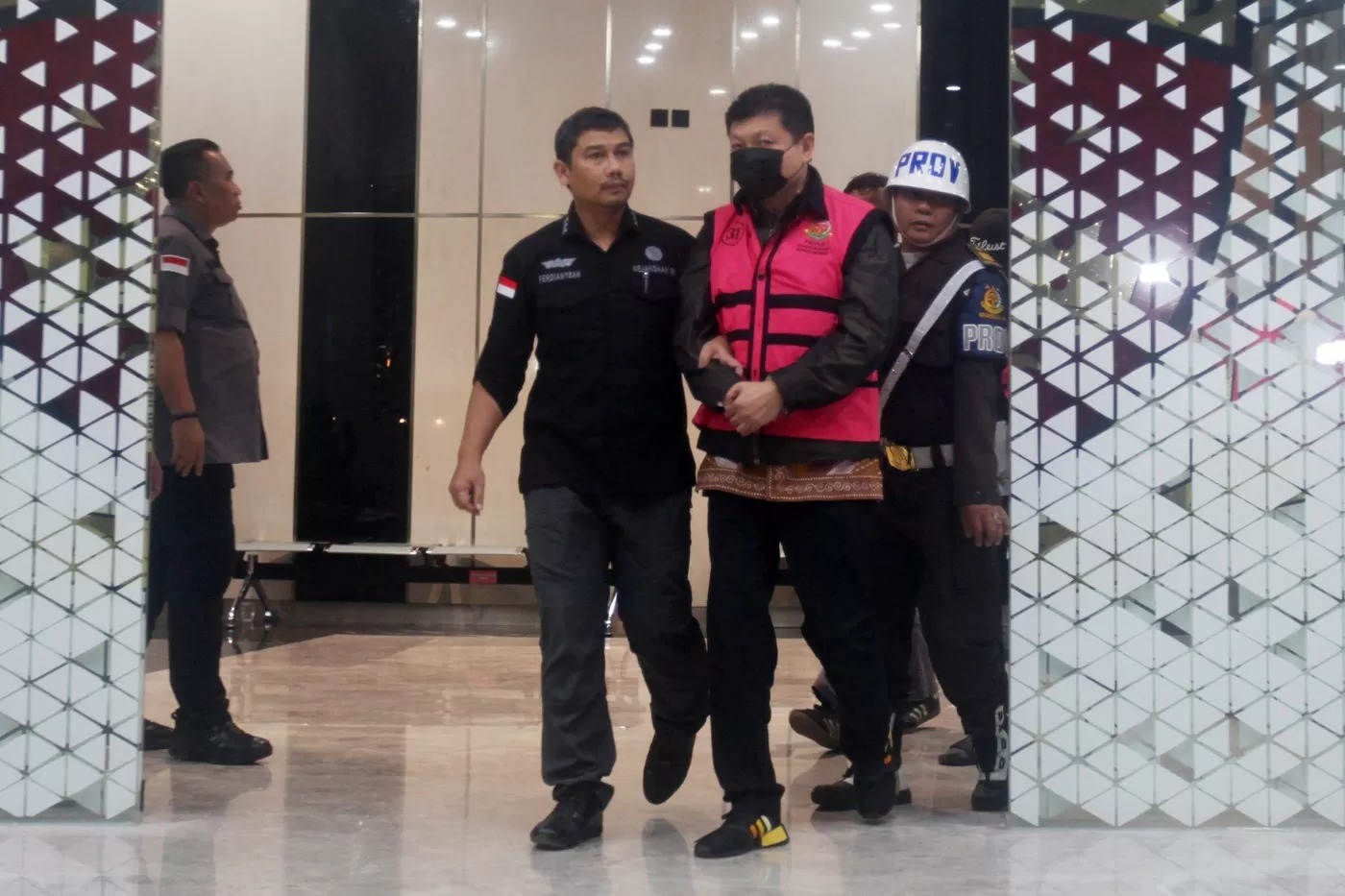 Komisaris Utama PT Sritex, Iwan Setiawan Lukminto resmi ditahan Kejaksaan Agung terkait dugaan kasus korupsi pemberian kredit bank, Jakarta, Rabu (21/5/2025).