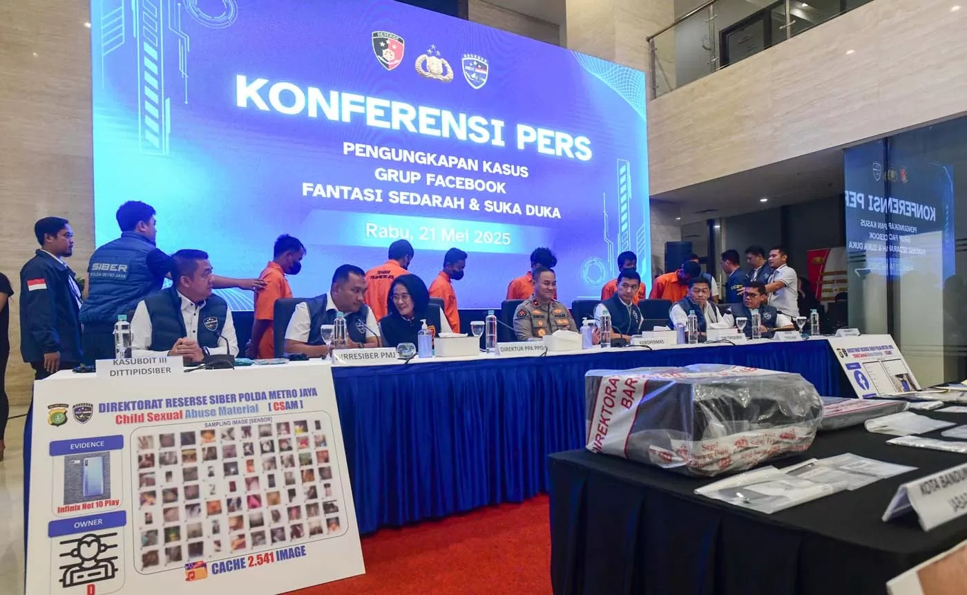 Para tersangka dihadirkan pada konferensi pers kasus Grup FB