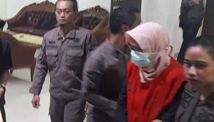 Kepala Dinkes Karanganyar, P, resmi jadi tersangka dan ditahan atas dugaan korupsi pengadaan alkes senilai Rp 7 miliar, Kamis (22/5/2025) malam.
