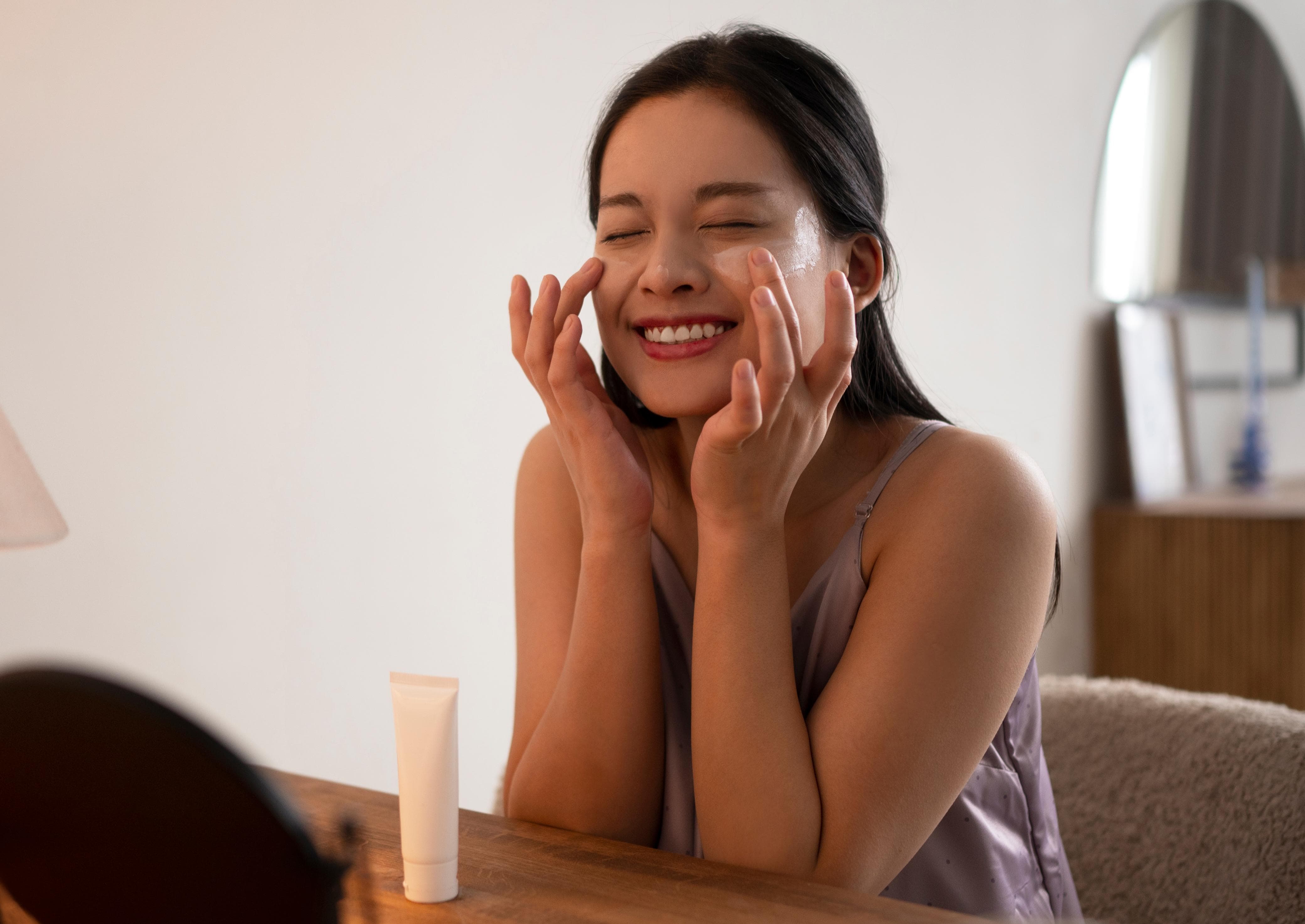 Ilustrasi penggunaan daycream dan sunscreen.