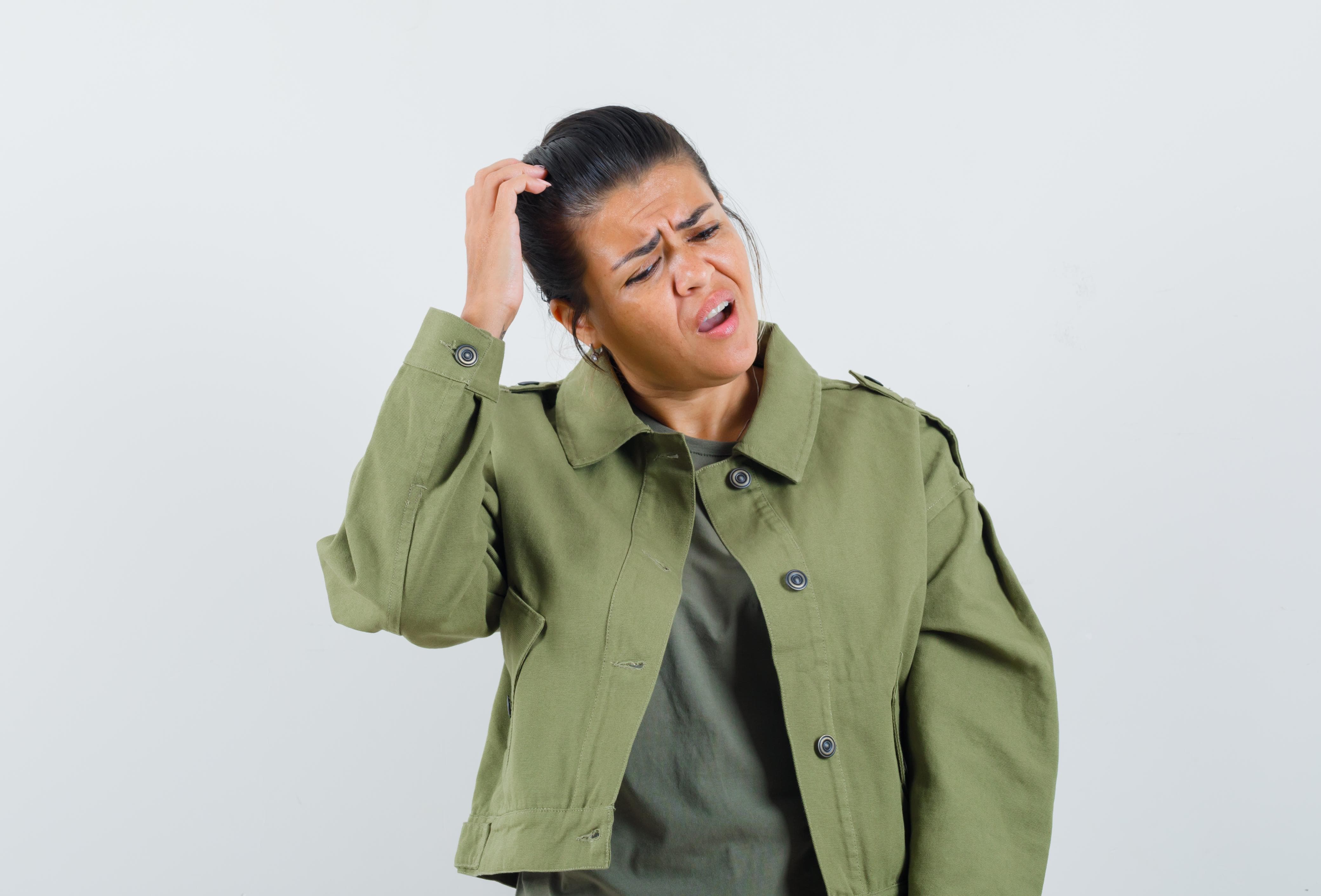 Ilustrasi kepala terasa gatal karena kutu rambut.