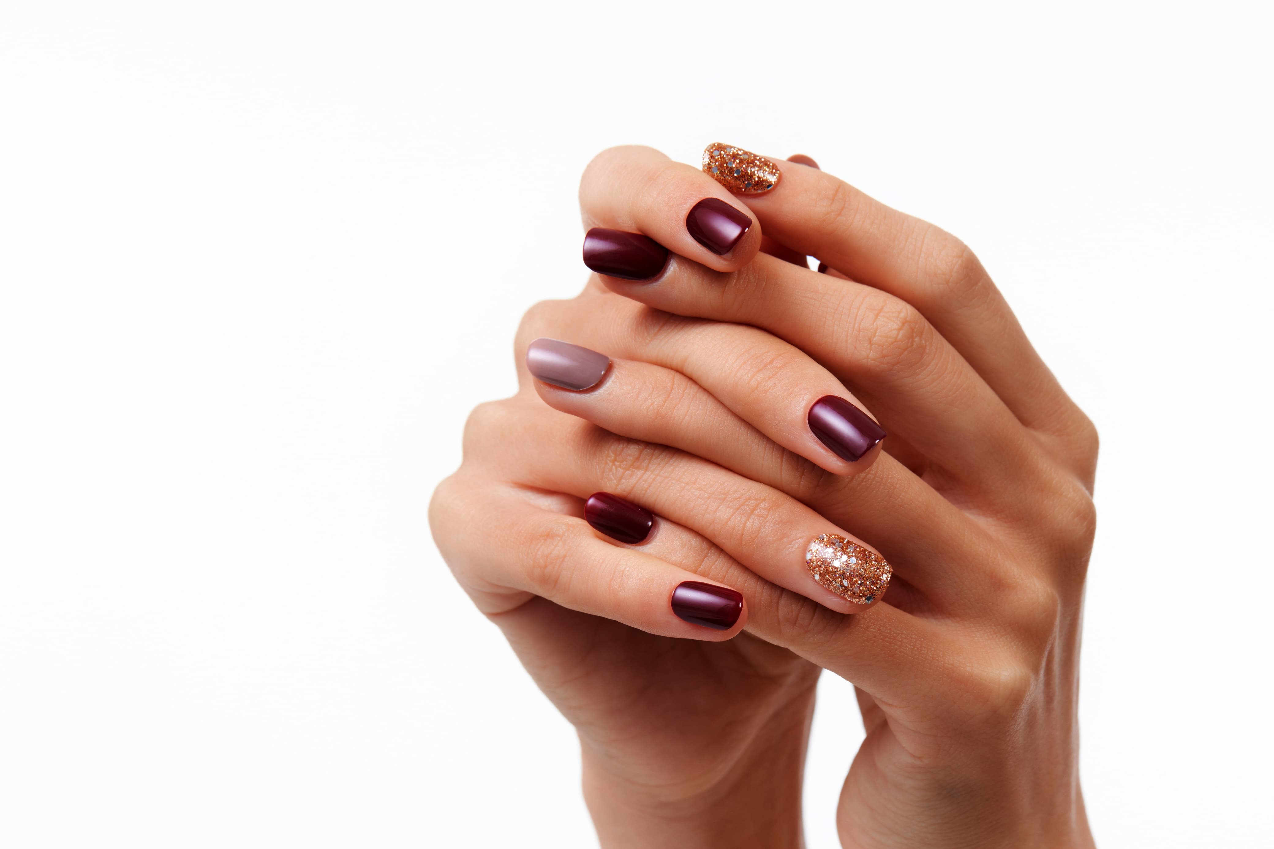 Ilustrasi nail art - Inspirasi warna nail art yang cocok untuk kulit sawo matang.