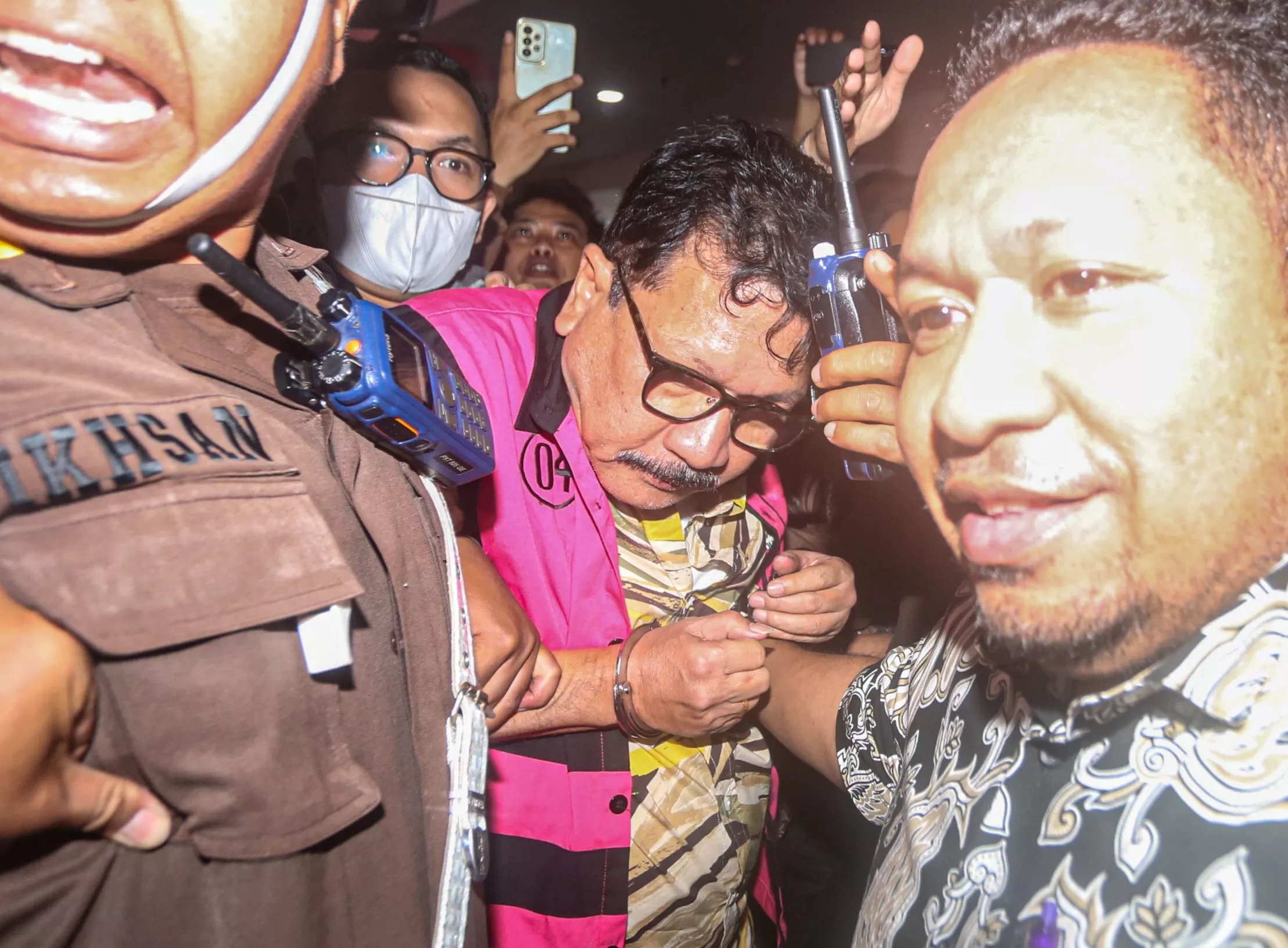 Mantan pejabat Mahkamah Agung Zarof Ricar mengenakan rompi tahanan usai diperiksa di Gedung Kejaksaan Agung, Jakarta, Jumat (25/10/2024).