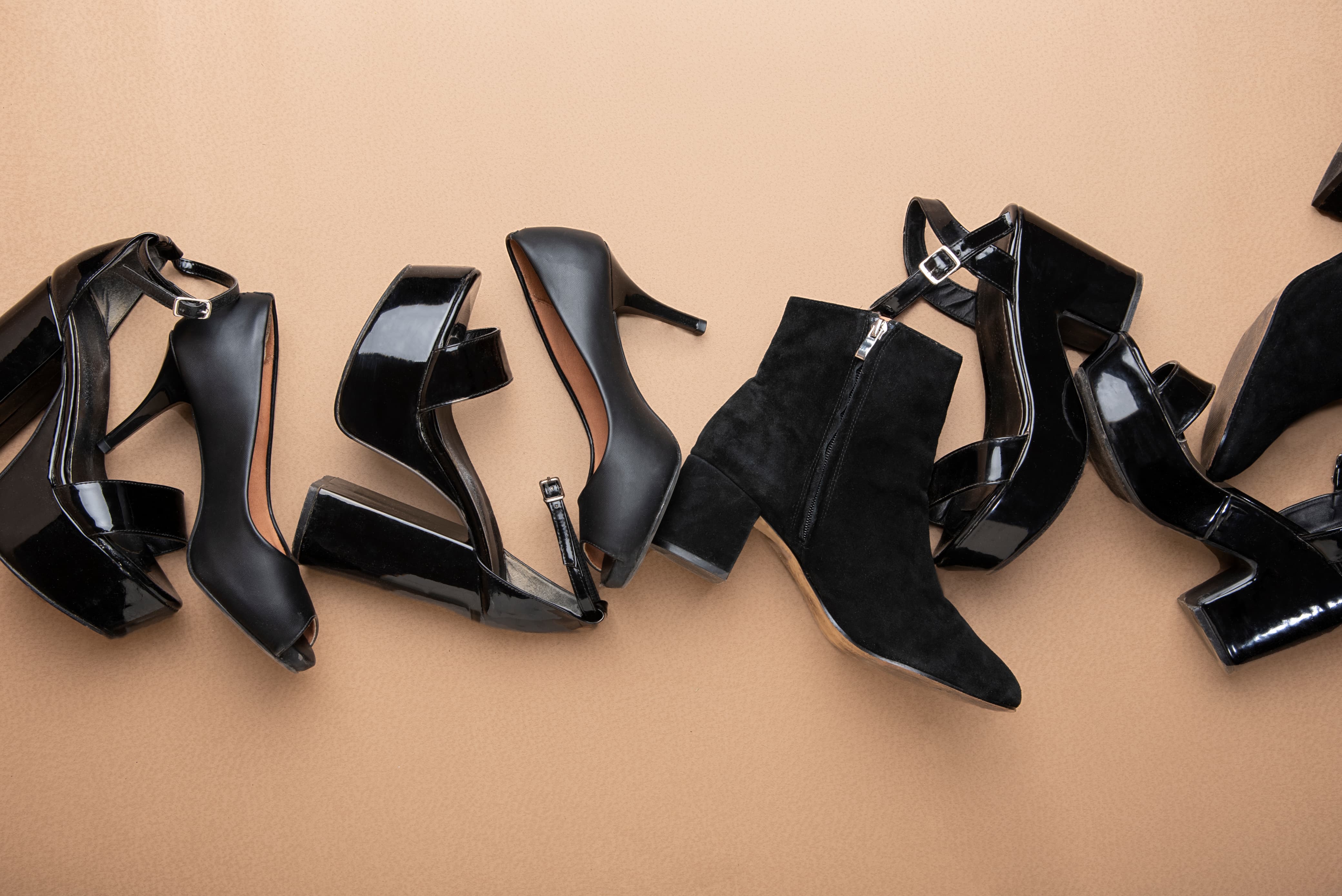 Ilustrasi berbagai jenis sepatu heels.