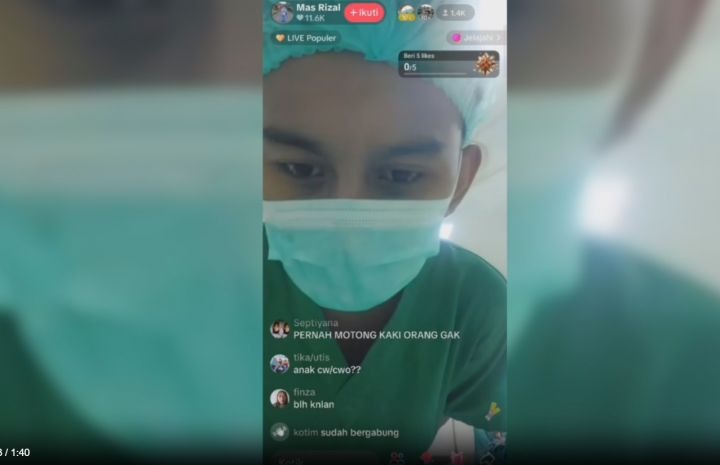 Tangkapan layar siaran live tiktok operasi persalinan pasien oleh nakes di Jombang.