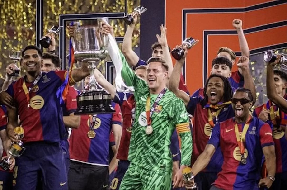 Pemain Barcelona mengangkat trofi Copa del Rey.