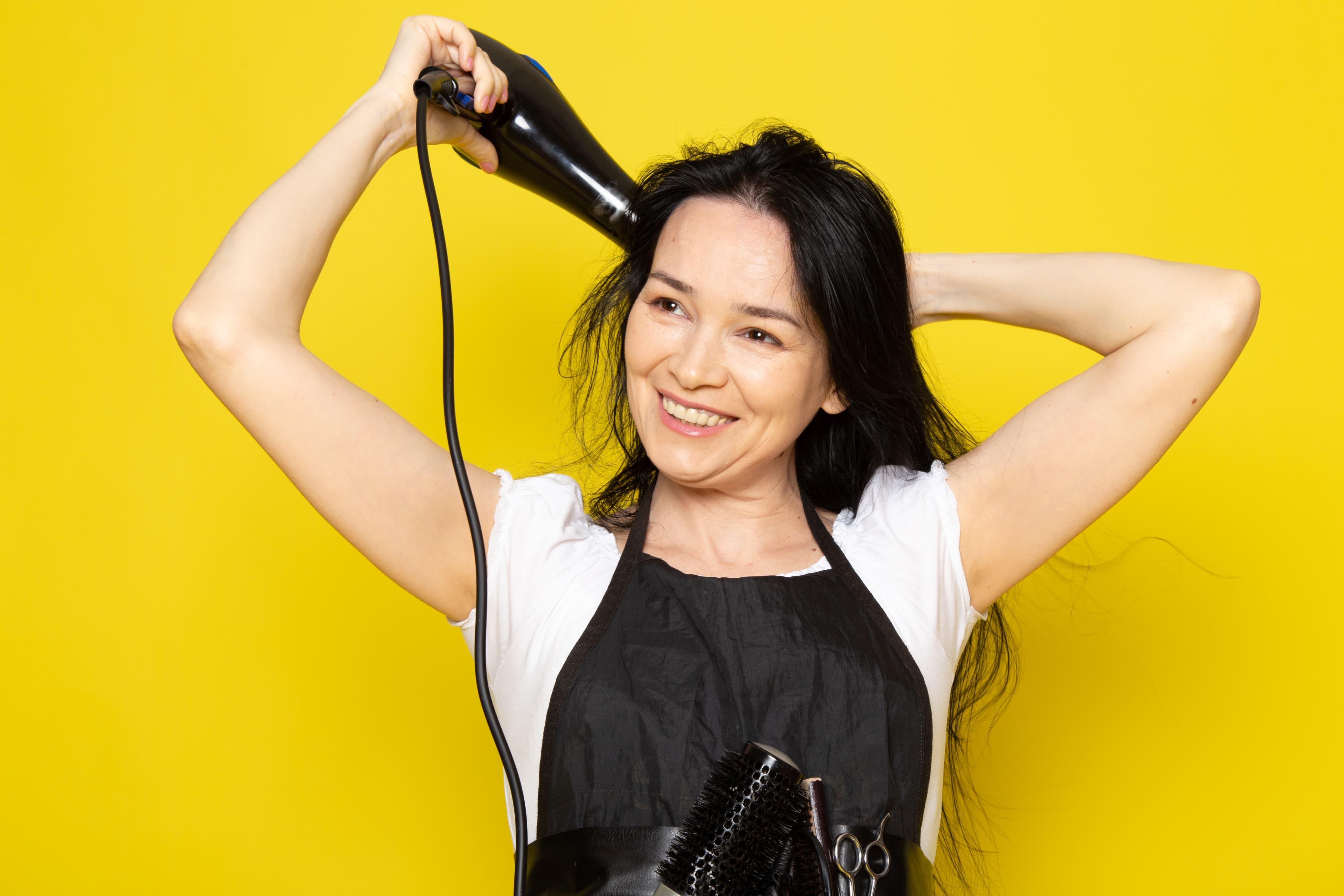 Ilustrasi menggunakan hair dryer.