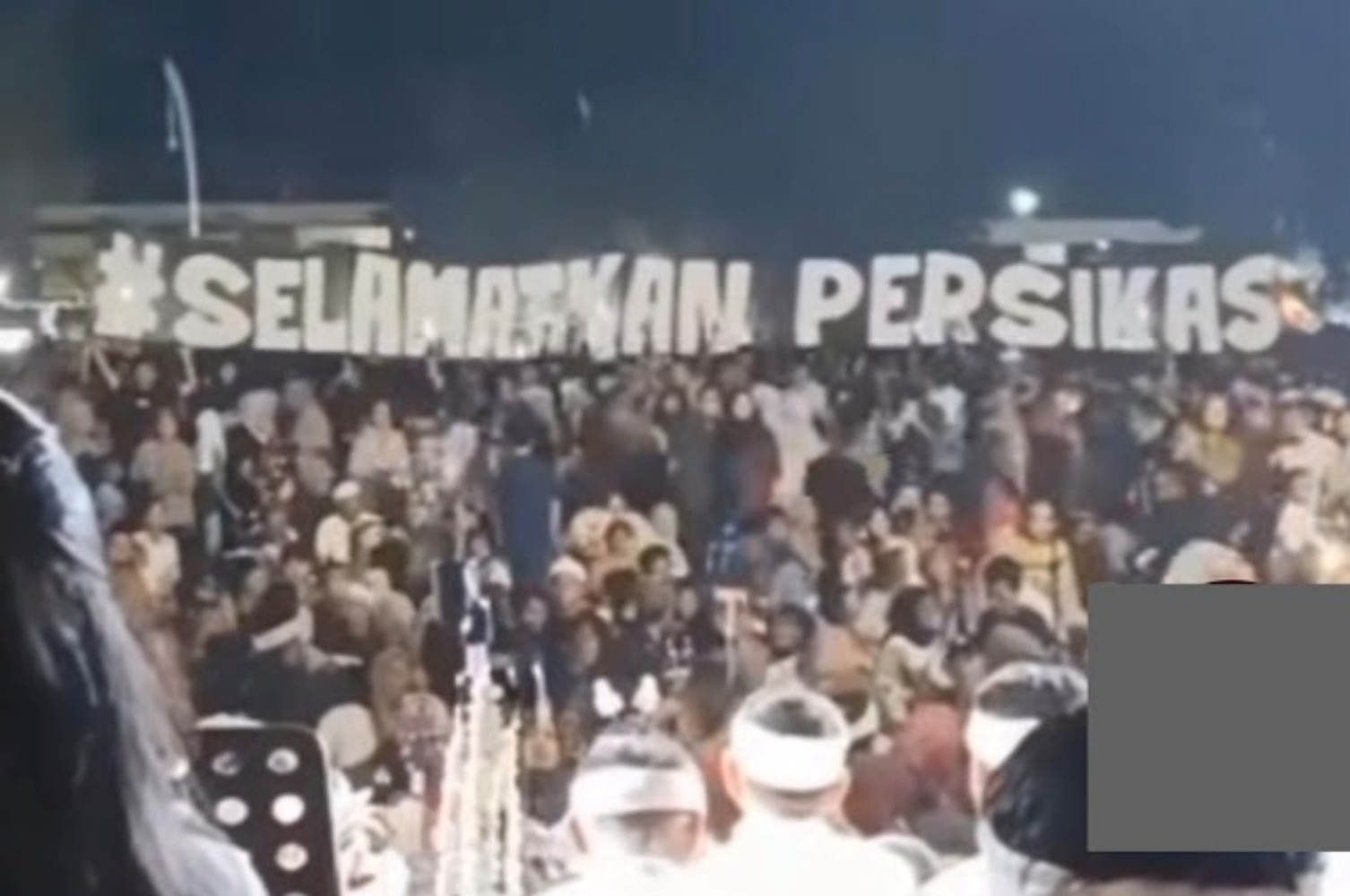 Spanduk bertuliskan #Selamatkan Persikas dalam acara santunan &ldquo;Nganjang ka Warga&rdquo; di Desa Sukamandi Jaya, Kecamatan Ciasem, Subang, Rabu (28/5/2025), yang dihadiri Gubernur Jawa Barat Dedi Mulyadi.