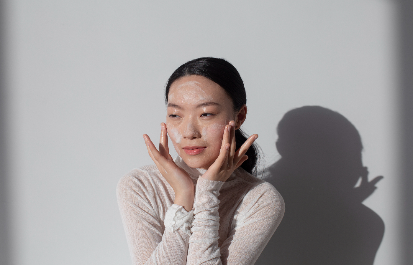 Ilustrasi wajah glowing - Perawatan dengan piramida skincare untuk wajah berminyak dan berjerawat.