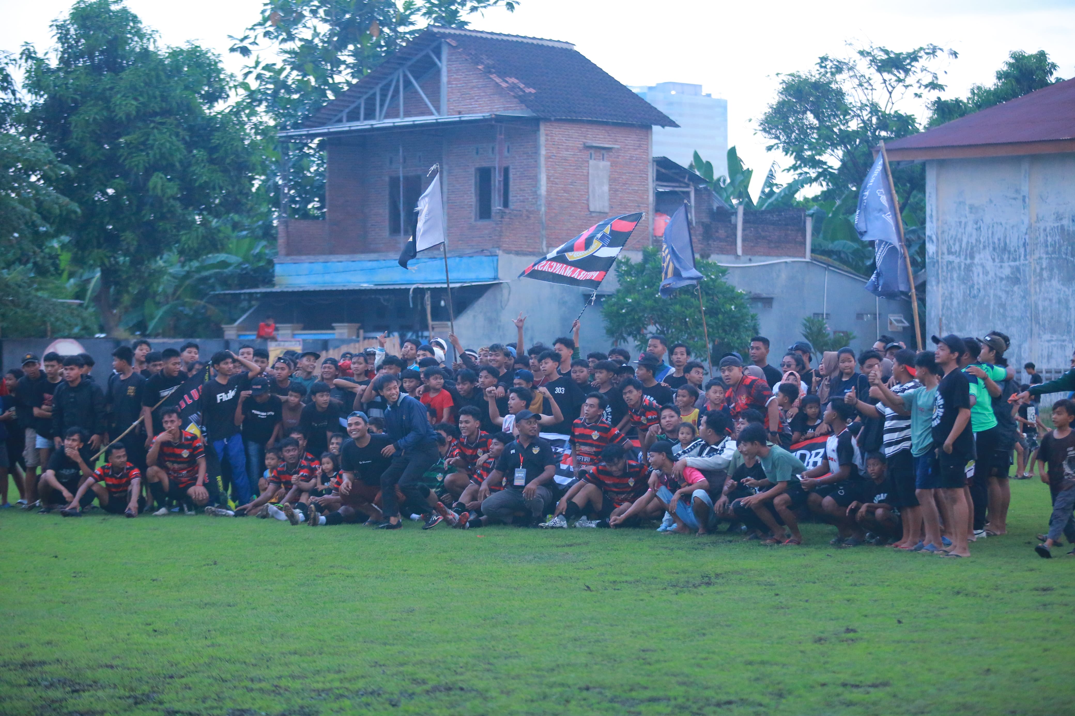 Suporter Desa Mancasan hadir dan berikan support kepada tim kebanggaan mereka di  Turnamen Tiger PSPG Cup 1, di lapangan Gedangan, Sukoharjo, Rabu (28/5/2025).