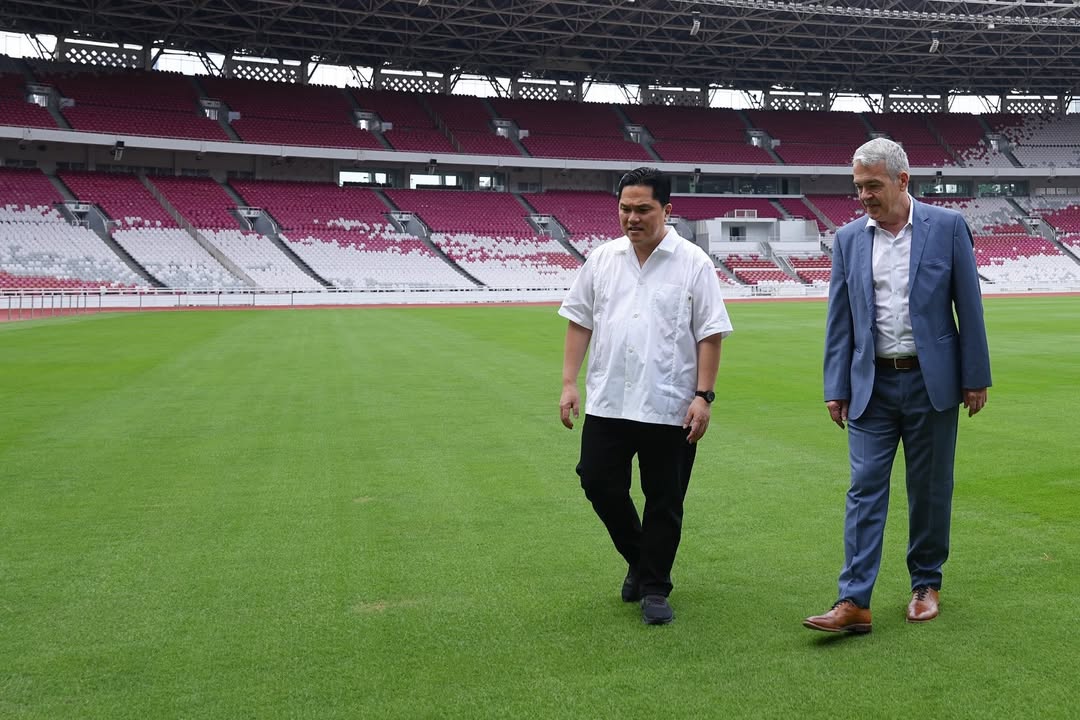 Erick Thohir dan perwakilan FIFA meninjau rumput GBK.
