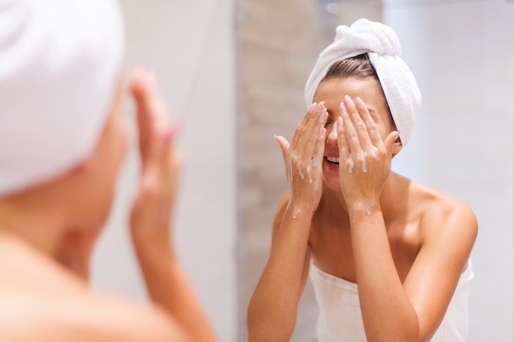 Ilustrasi mencuci muka dengan face wash.