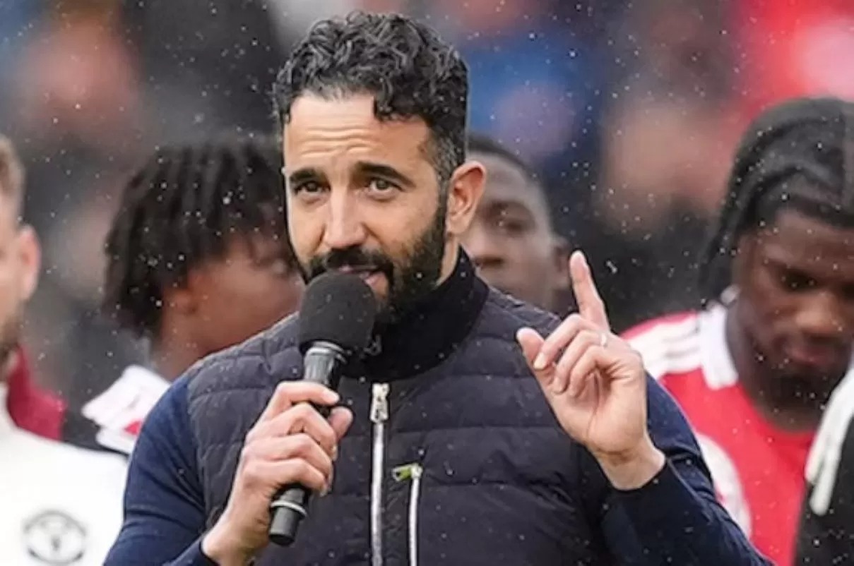 Ruben Amorim berpidato di Old Trafford.
