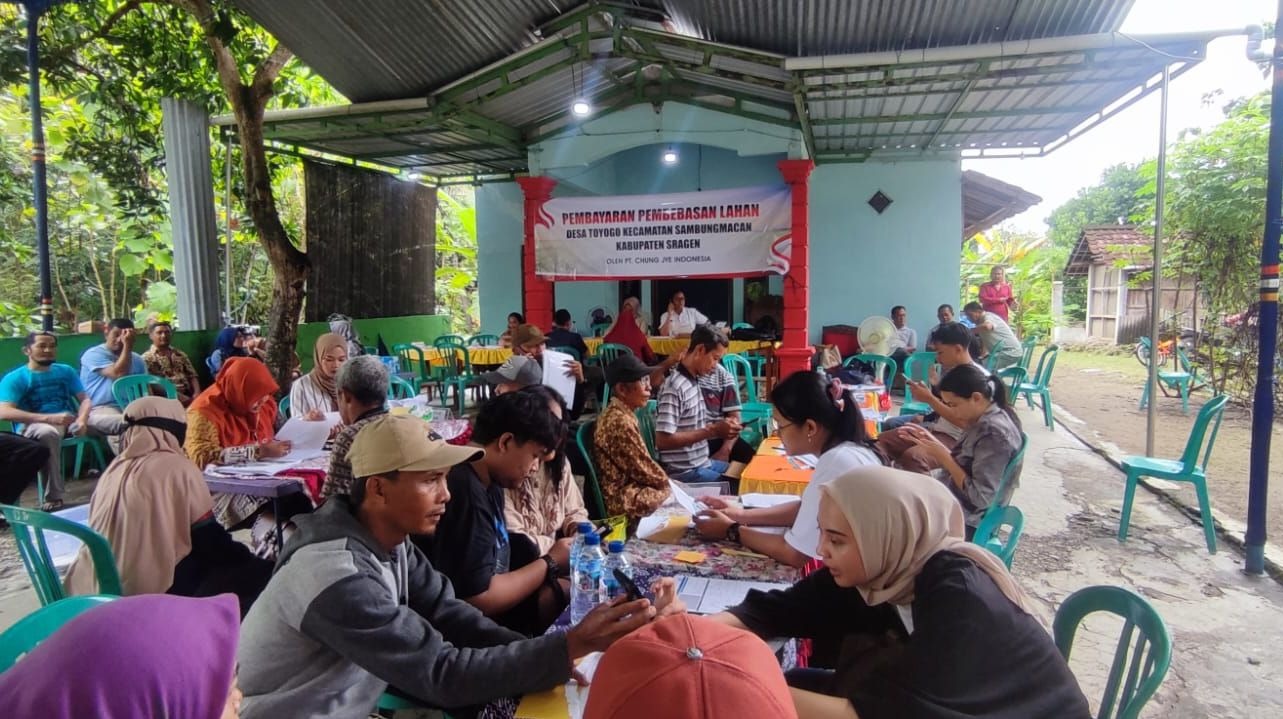 Proses transaksi jual beli lahan di Desa Toyogo dan Banyurip, Kecamatan Sambungmacan, Sragen untuk rencana pembangunan pabrik sepatu, Kamis (29/5/2025).