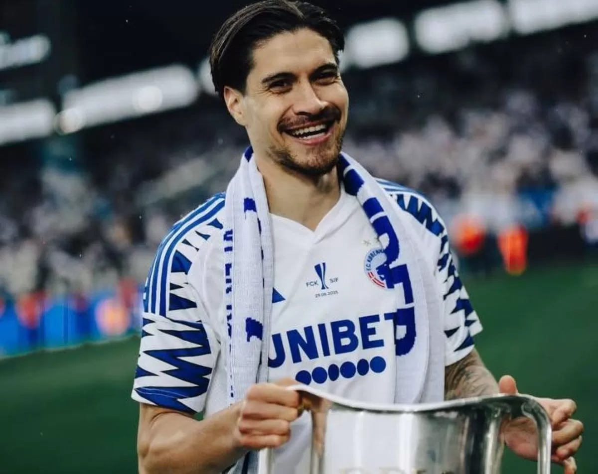Kevin Diks bersama trofi juara Piala Denmark 2024/2025.