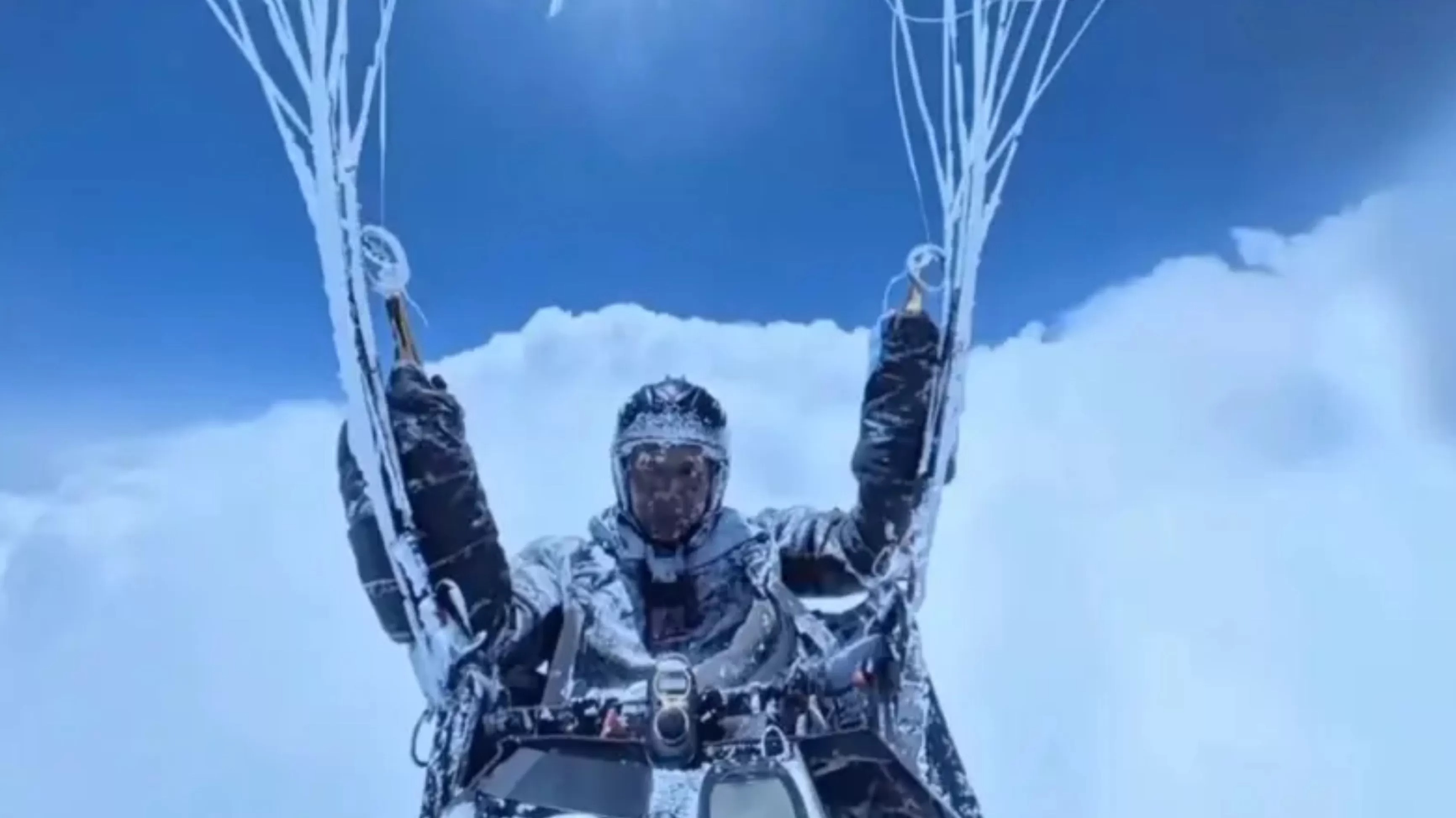 Cuplikan dari video viral yang diklaim memperlihatkan seorang paralayang terbang di ketinggian 8.000 meter.