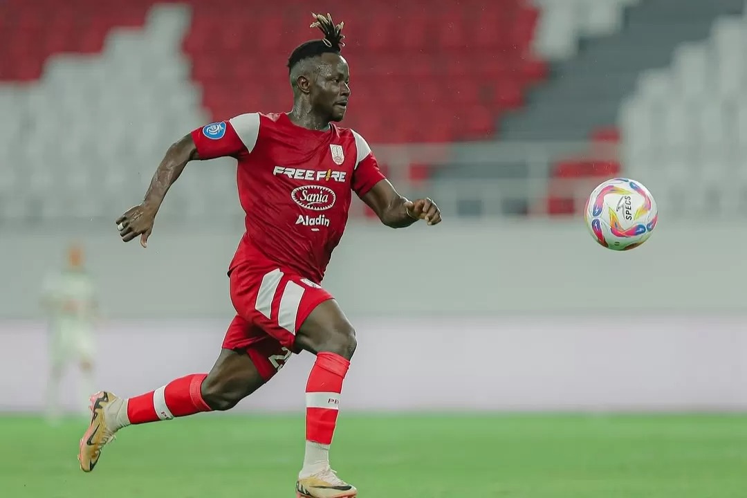 Penyerang Persis Solo Moussa Sidibe saat melawan PSS Sleman.