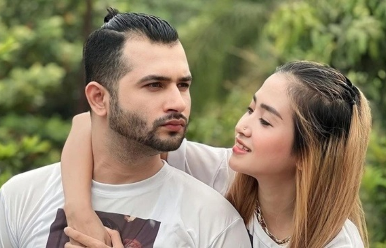 Akash Elahi dan Venny sang isti.