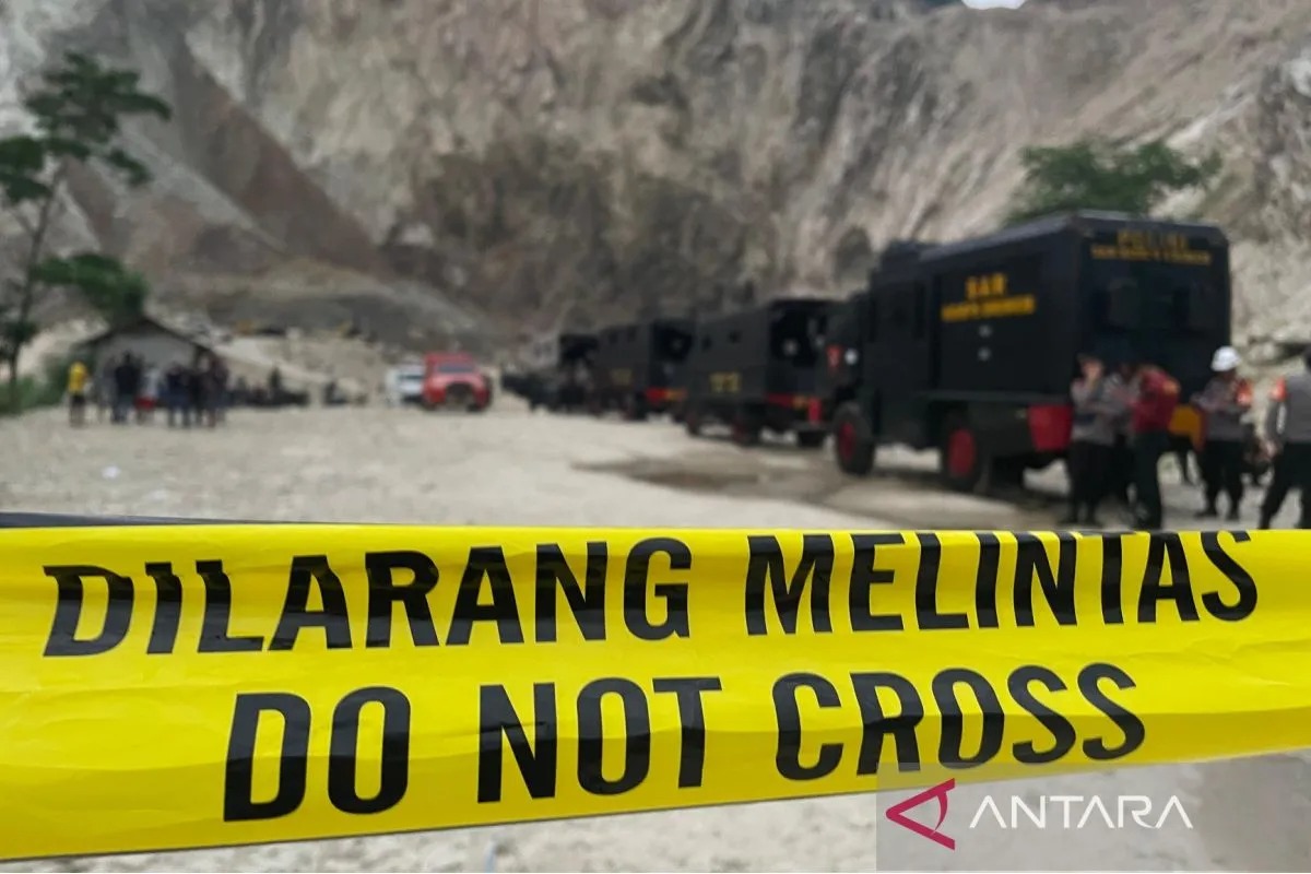Garis polisi yang terpasang di area kejadian longsor di Gunung Kuda Cirebon, Jawa Barat, Jumat (30/5/2025).