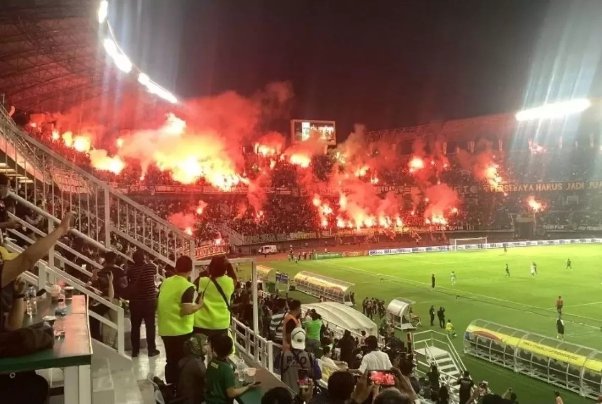 Flare membara di Gelora Bung Tomo pada laga Persebaya Surabaya vs Bali United pada Jumat (23/5/2025).
