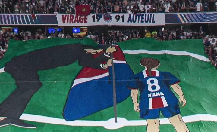 Tifo Luis Enrique dan mendiang putrinya, Xana, yang dibentangkan suporter PSG.
