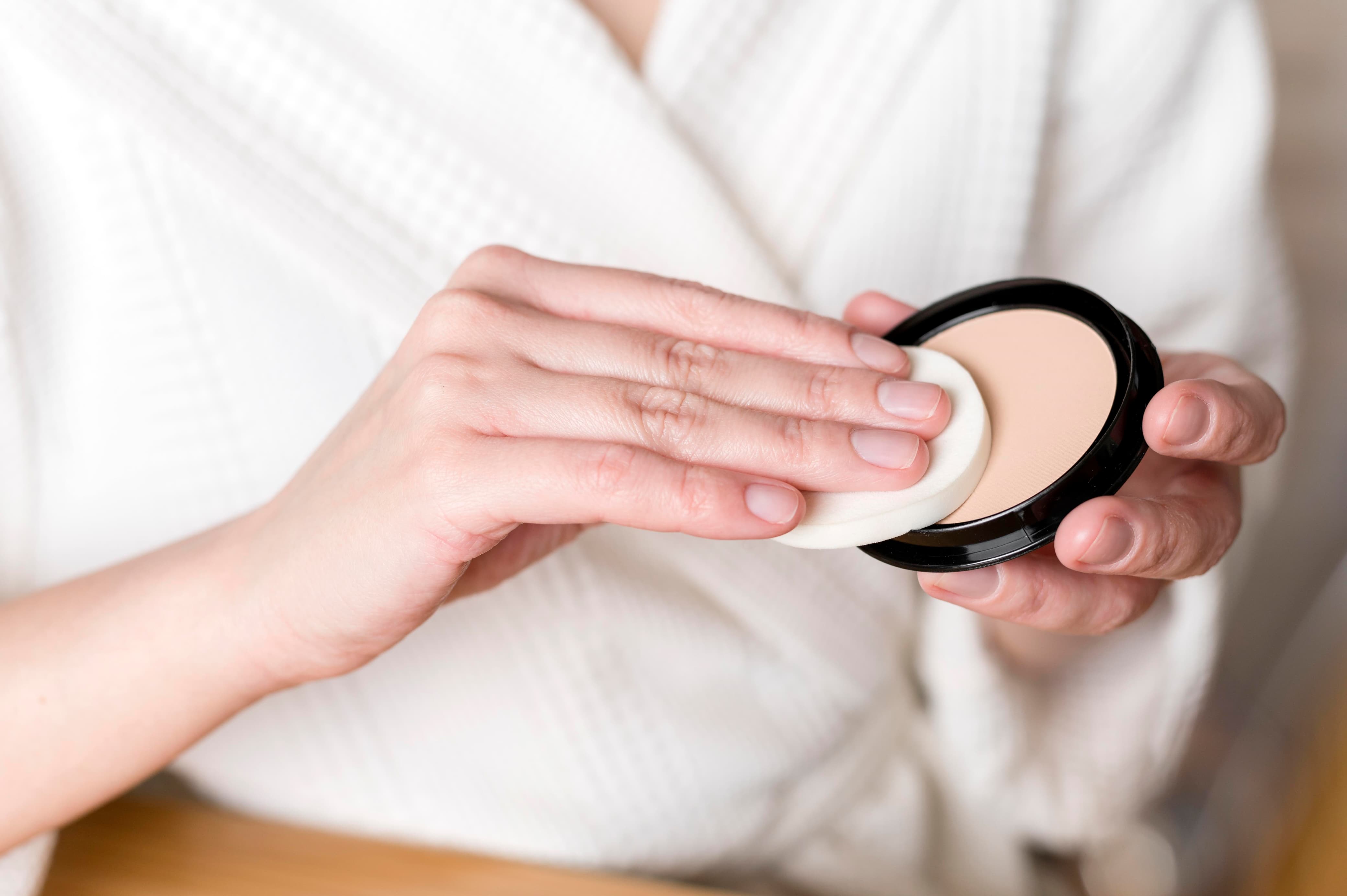 Ilustrasi menggunakan bedak dengan SPF.