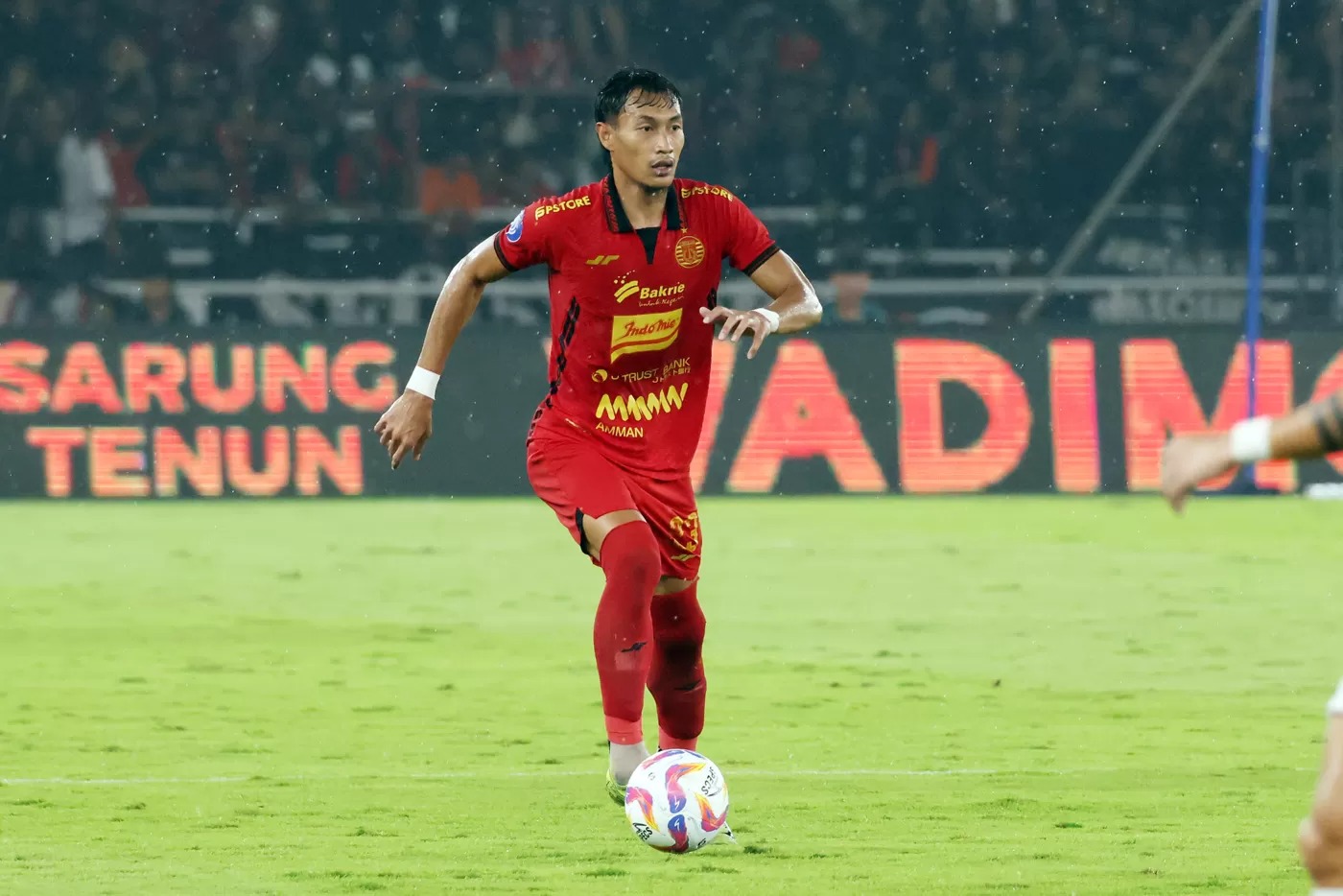 Pemain Persija Jakarta Hansamu Yama Pranata pada pertandingan melawan Persebaya Surabaya di pertandingan Liga 1 2024/2025 di Stadion Utama Gelora Bung Karno, Jakarta, Sabtu (12/4/2025).