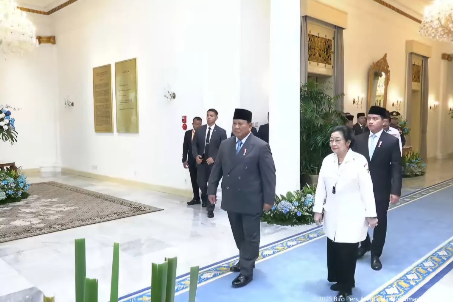 Presiden Prabowo Subianto, Presiden ke-5 RI Megawati Soekarnoputri, dan Wapres Gibran Rakabuming Raka hadiri upacara Hari Lahir Pancasila di halaman Gedung Pancasila, Jakarta, Senin (2/6).