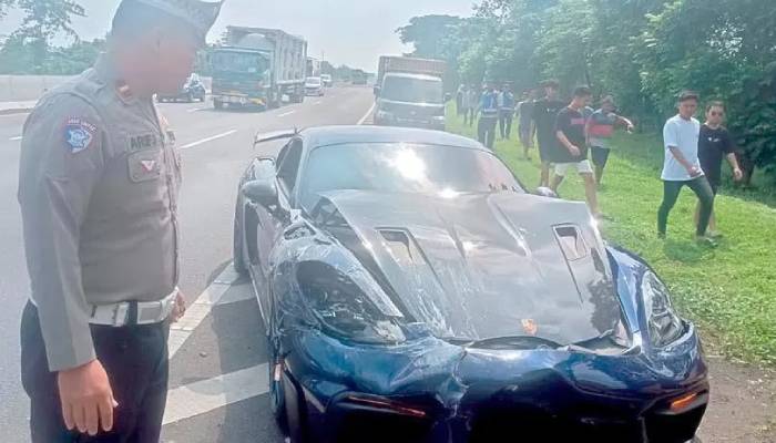 Kondisi Porsche Cayman GT4 RS yang dikendarai Hazelle Joewono You mengalami kecelakaan di Tol Sidoarjo.