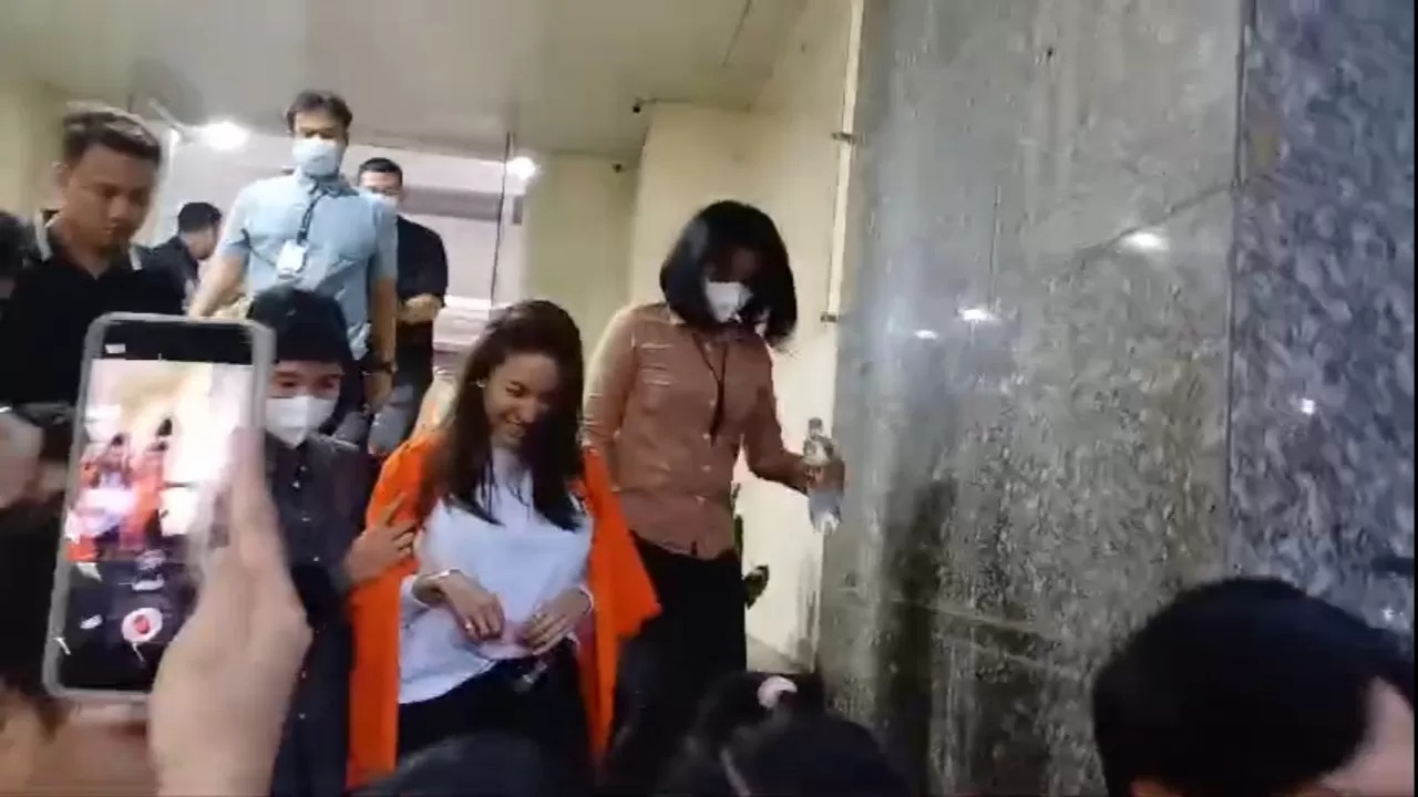 Tersangka Nikita Mirzani menggunakan rompi tahanan.