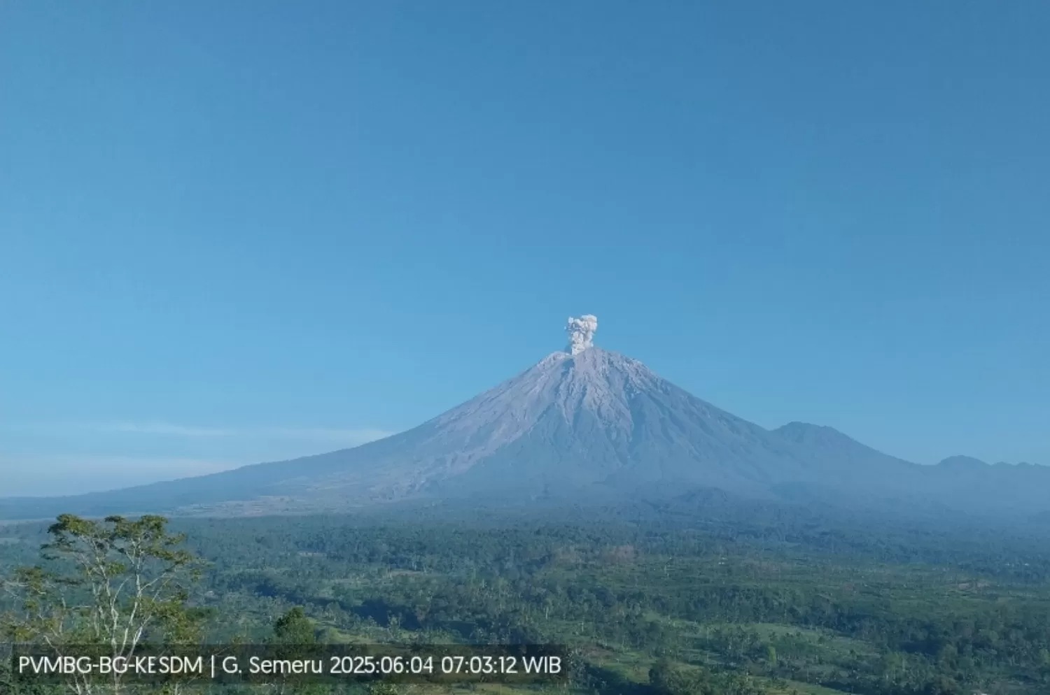 Foto erupsi Gunung Semeru pada Rabu (4/6/2025) pagi.