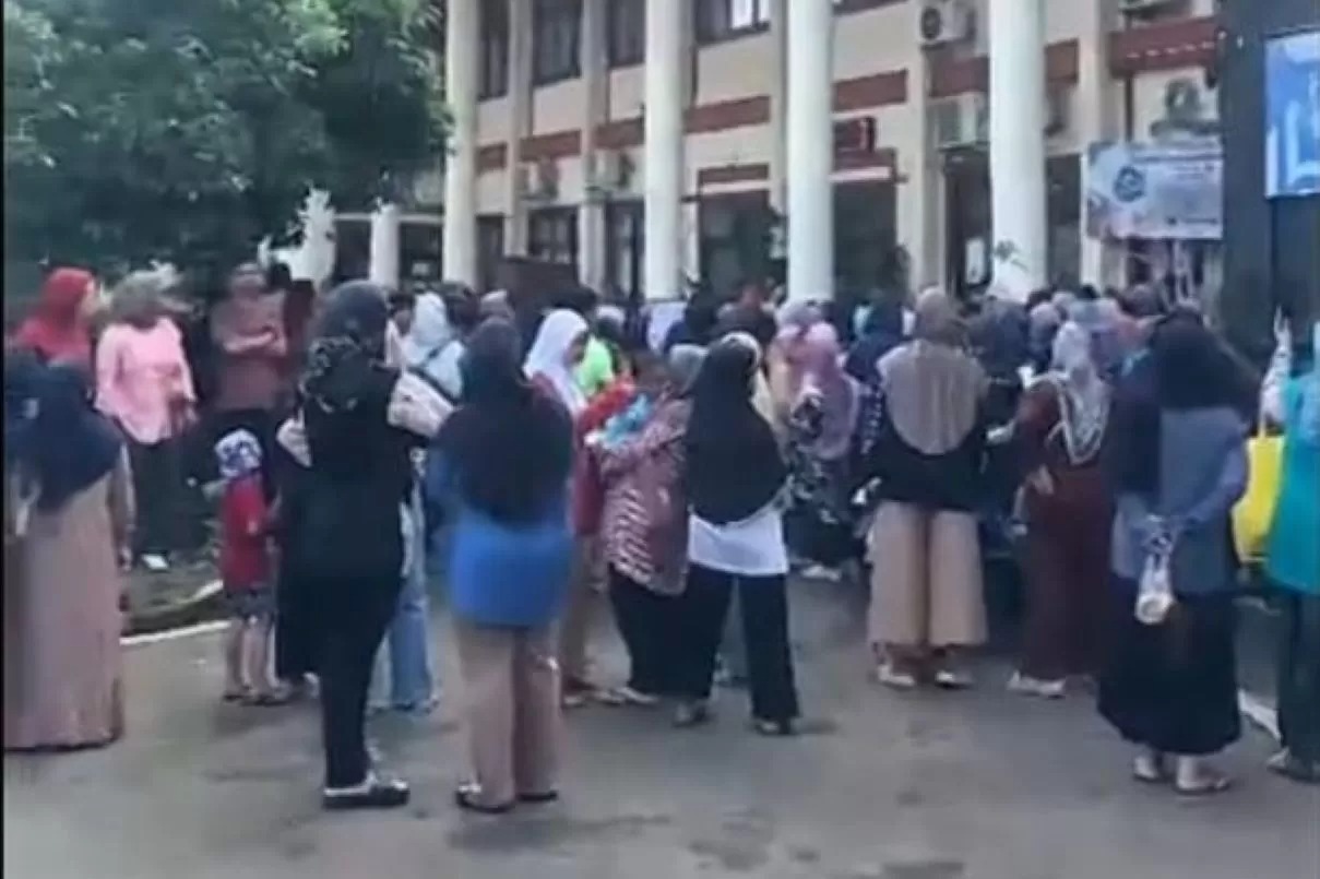 Potongan gambar video viral kericuhan saat pembagian sembako di Kota Depok.