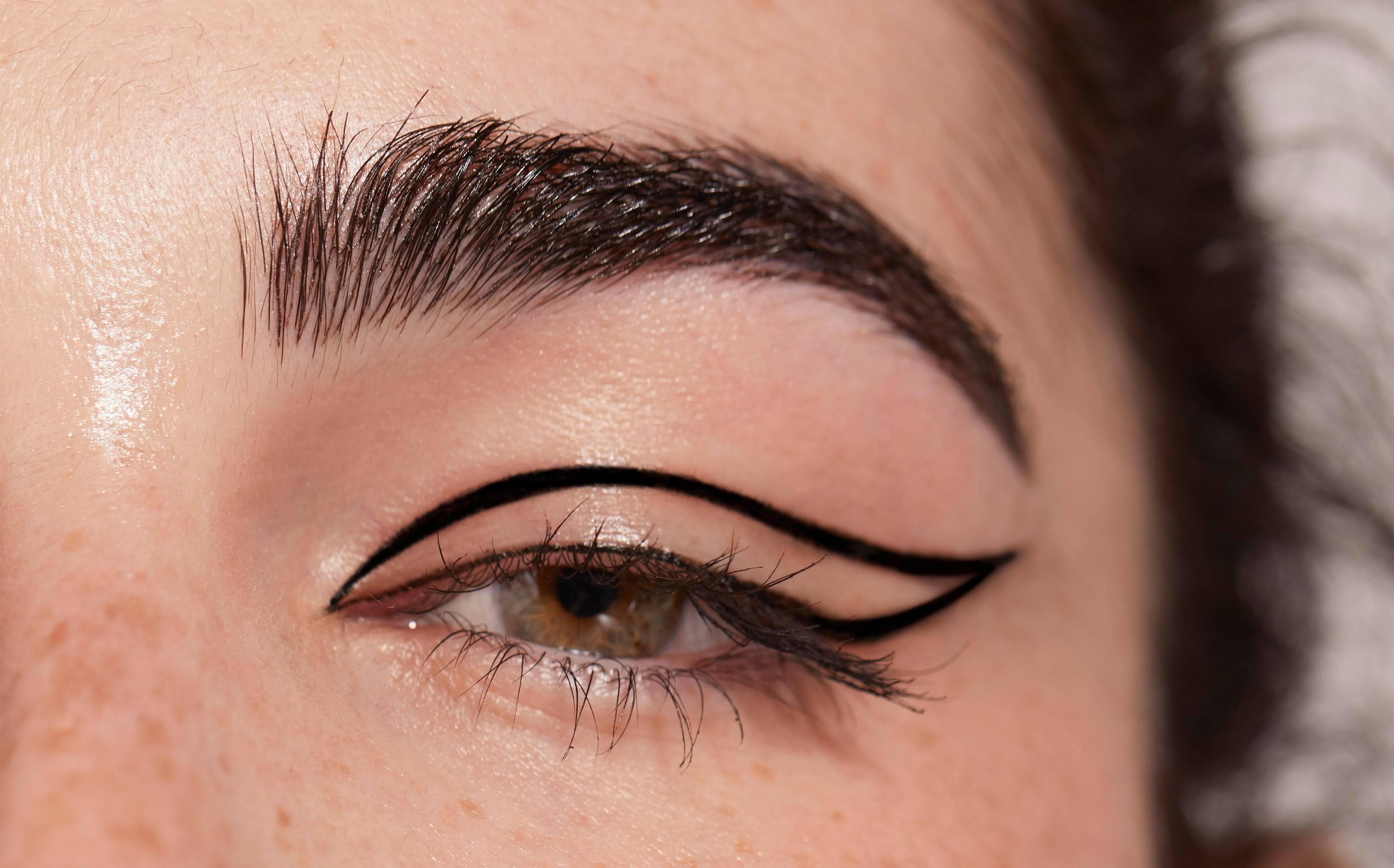 Ilustrasi - 6 jenis eyeliner.