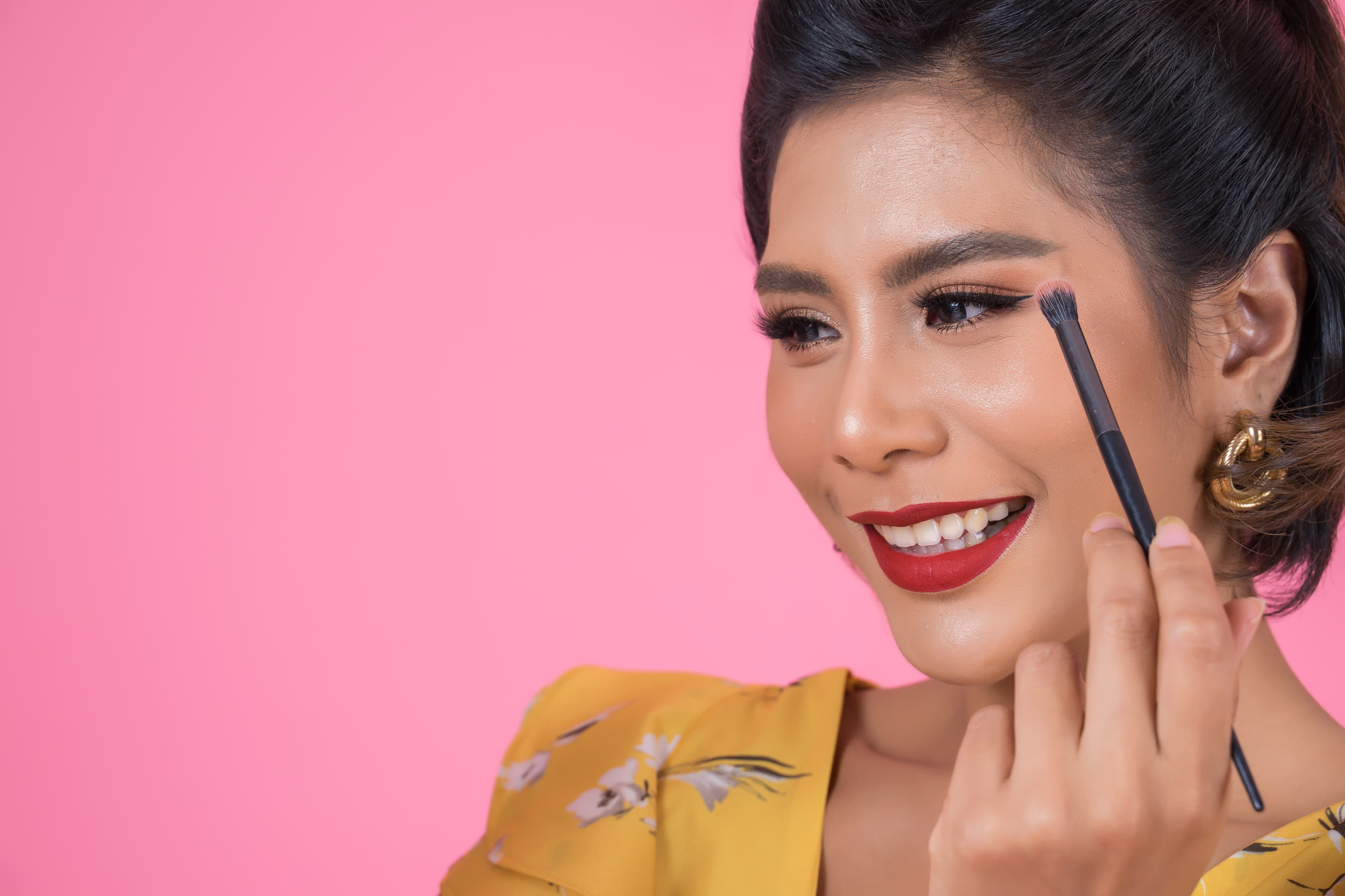 Ilustrasi - makeup bagian mata agar mata sipit menjadi terlihat besar.