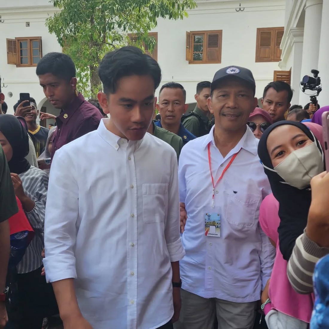 Wakil Ketua DPRD Ngawi, Waluyo Jati Sasono saat mendampingi Wakil Presiden Republik Indonesia Gibran Rakabuming Raka dalam kunjungannya di Benteng Van Den Bosch Ngawi pada Minggu 03 November 2024.